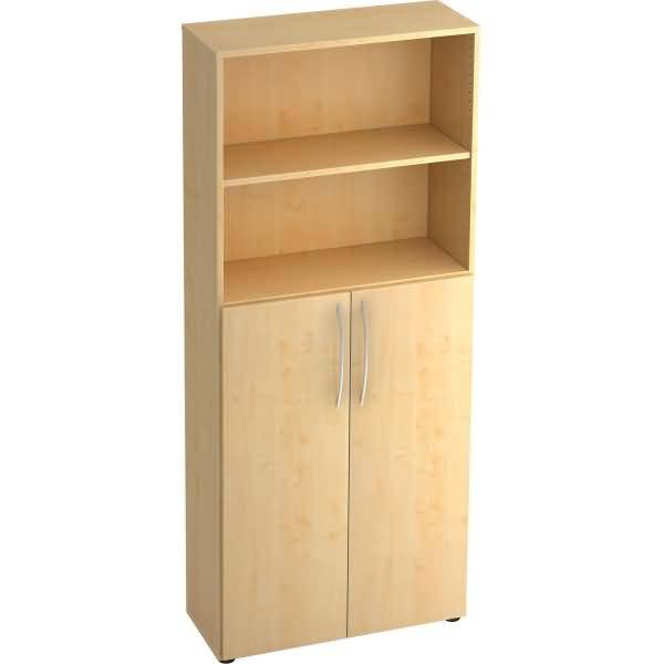 Helles Holzschrank mit zwei offenen Regalen oben und Doppeltüren unten, vor einem einfachen weißen Hintergrund gezeigt.
