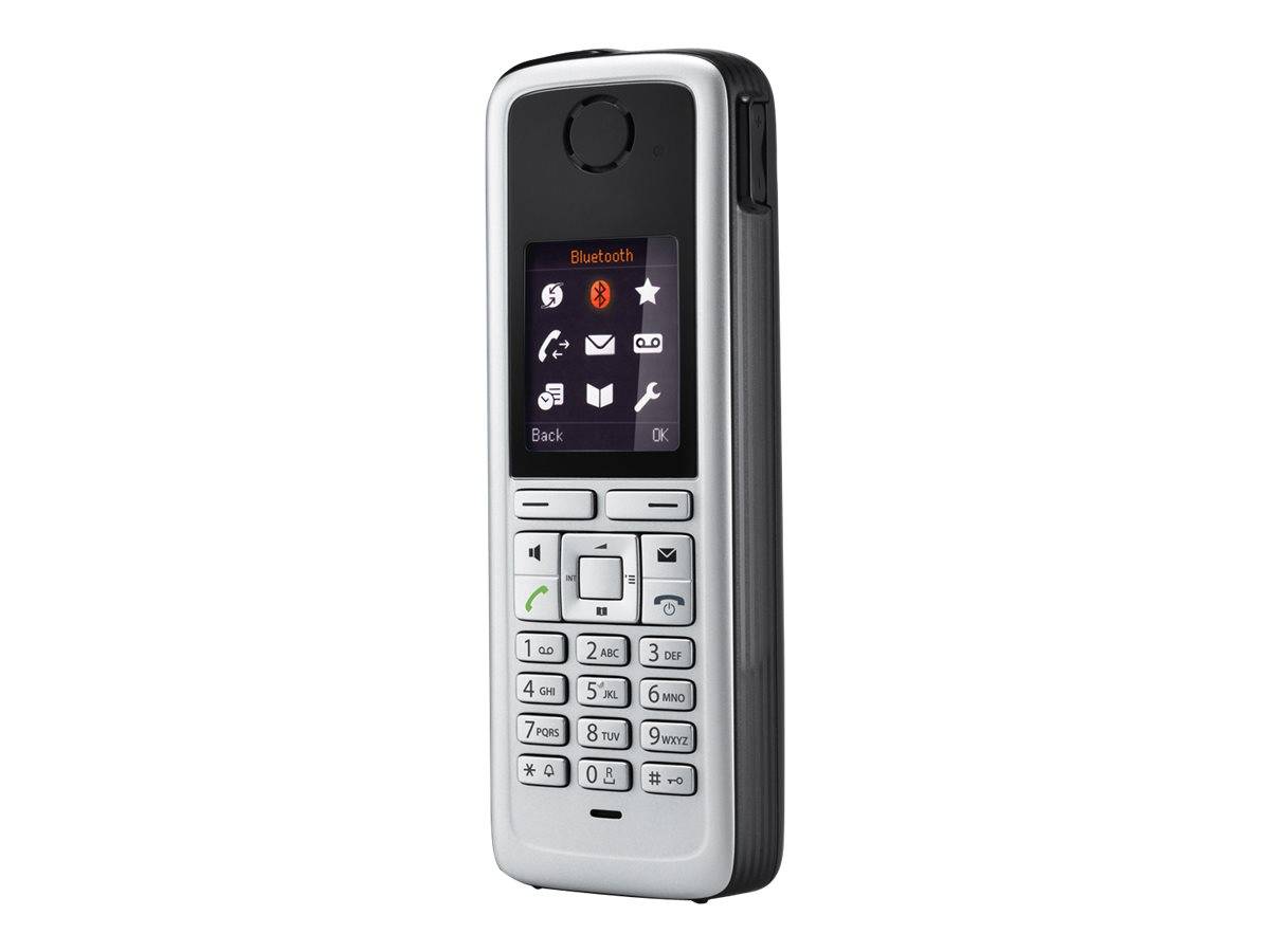 Schlankes silbernes und schwarzes Mobiltelefon mit kleinem Bildschirm mit Bluetooth- und Menüsymbolen sowie physischer Tastatur und Navigationstasten.