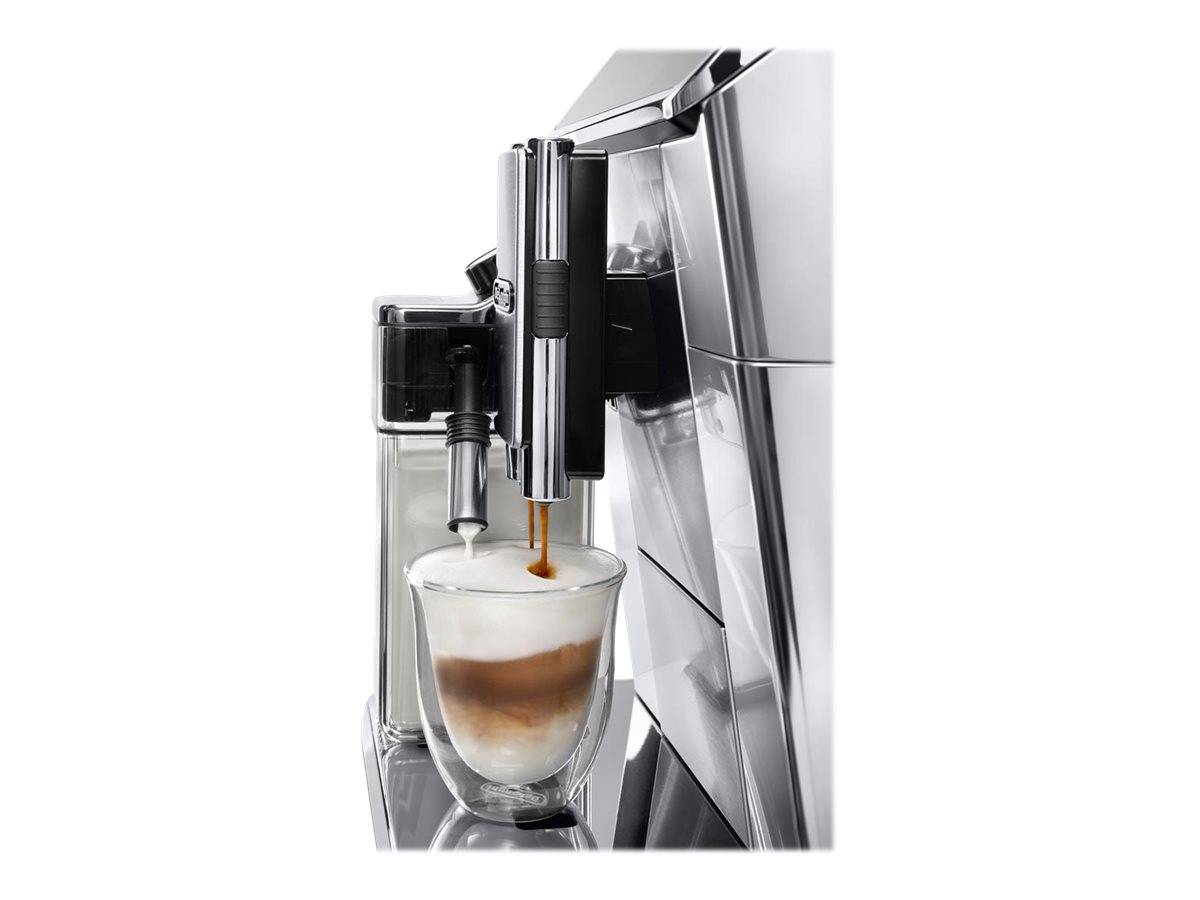 Nahaufnahme einer Kaffeemaschine, die Espresso in eine Glastasse mit Milchschaum dispensiert und einen geschichteten Latte erzeugt.