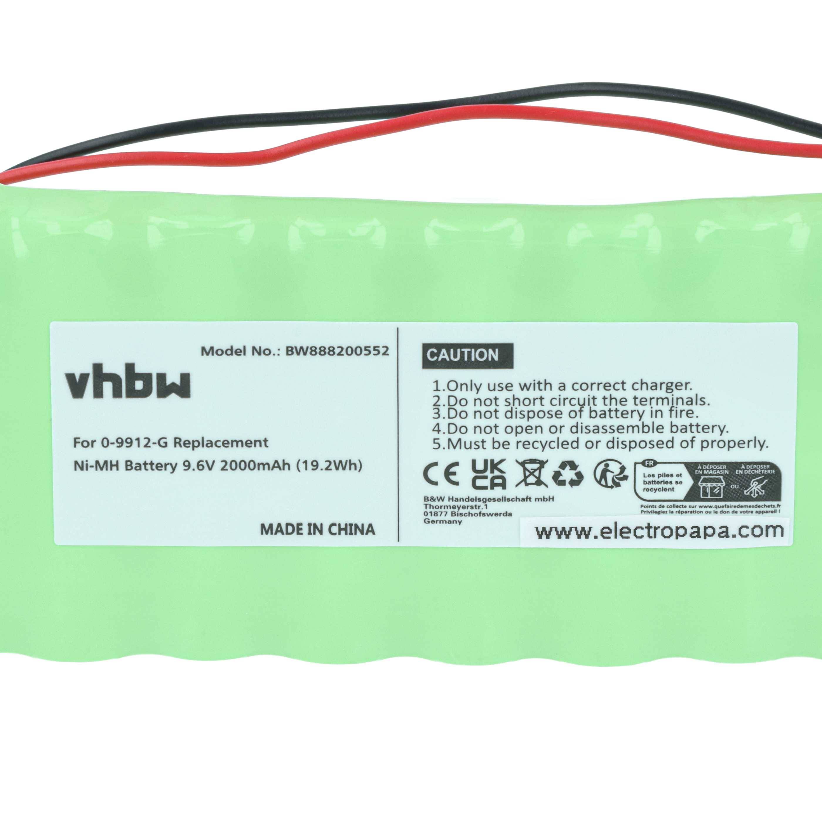 Ein grünes wiederaufladbares Batteriepack mit einem Warnaufkleber, der die sichere Nutzung erklärt, Spannungsdetails, Modellnummer und eine Kapazität von 2000mAh anzeigt.