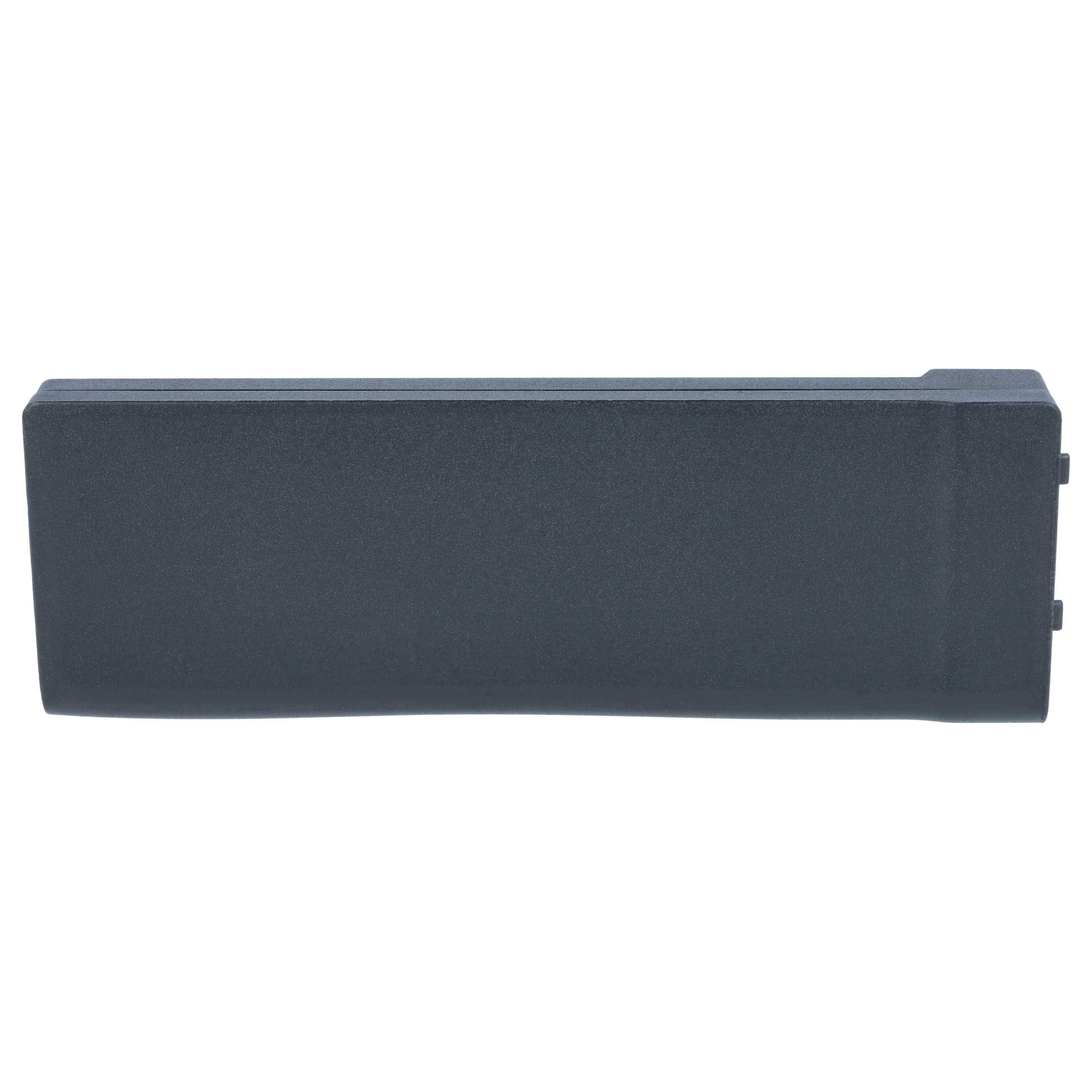 Schwarze rechteckige elektronische Komponente oder Batteriepak auf weißem Hintergrund.