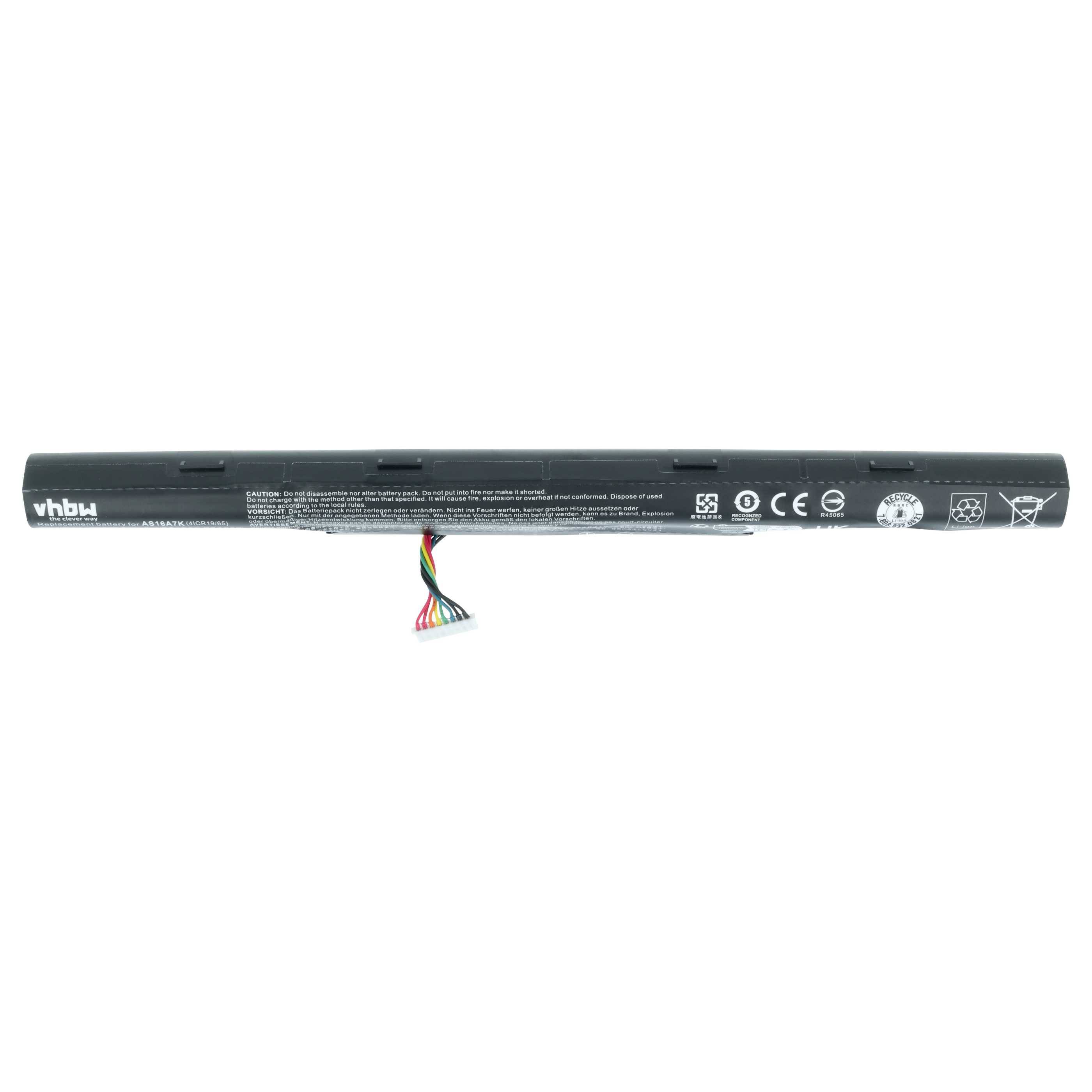 Ein zylindrischer schwarzer Laptop-Akku mit einem mehrfarbigen Steckverbinder, mit Markenmarkierungen und Sicherheitssymbolen auf seiner Oberfläche.