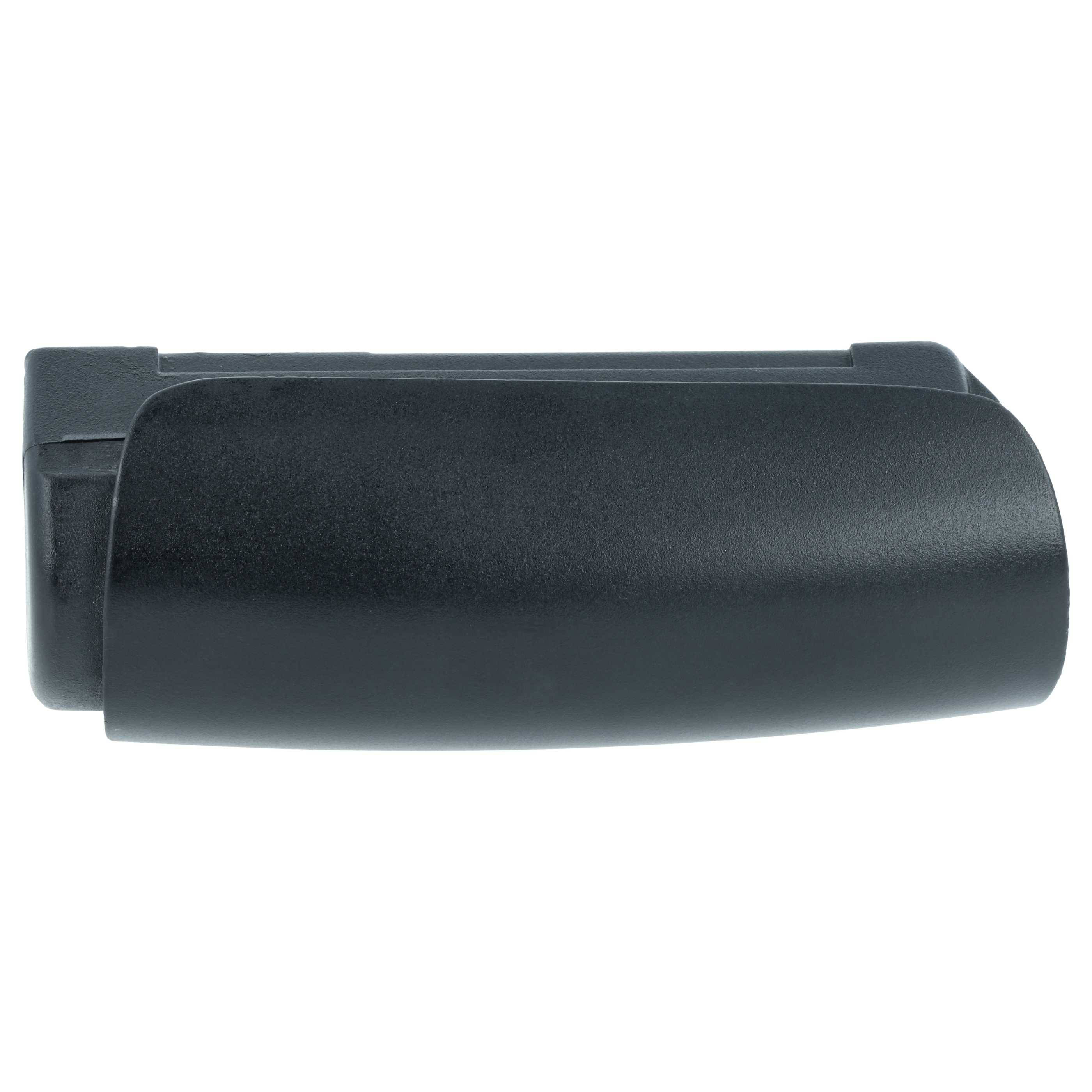 Eine Nahaufnahme der Armlehne eines schwarzen Plastik-Bürostuhls, leicht geschwungen mit glatter Oberfläche, die für ergonomische Armunterstützung entwickelt wurde.