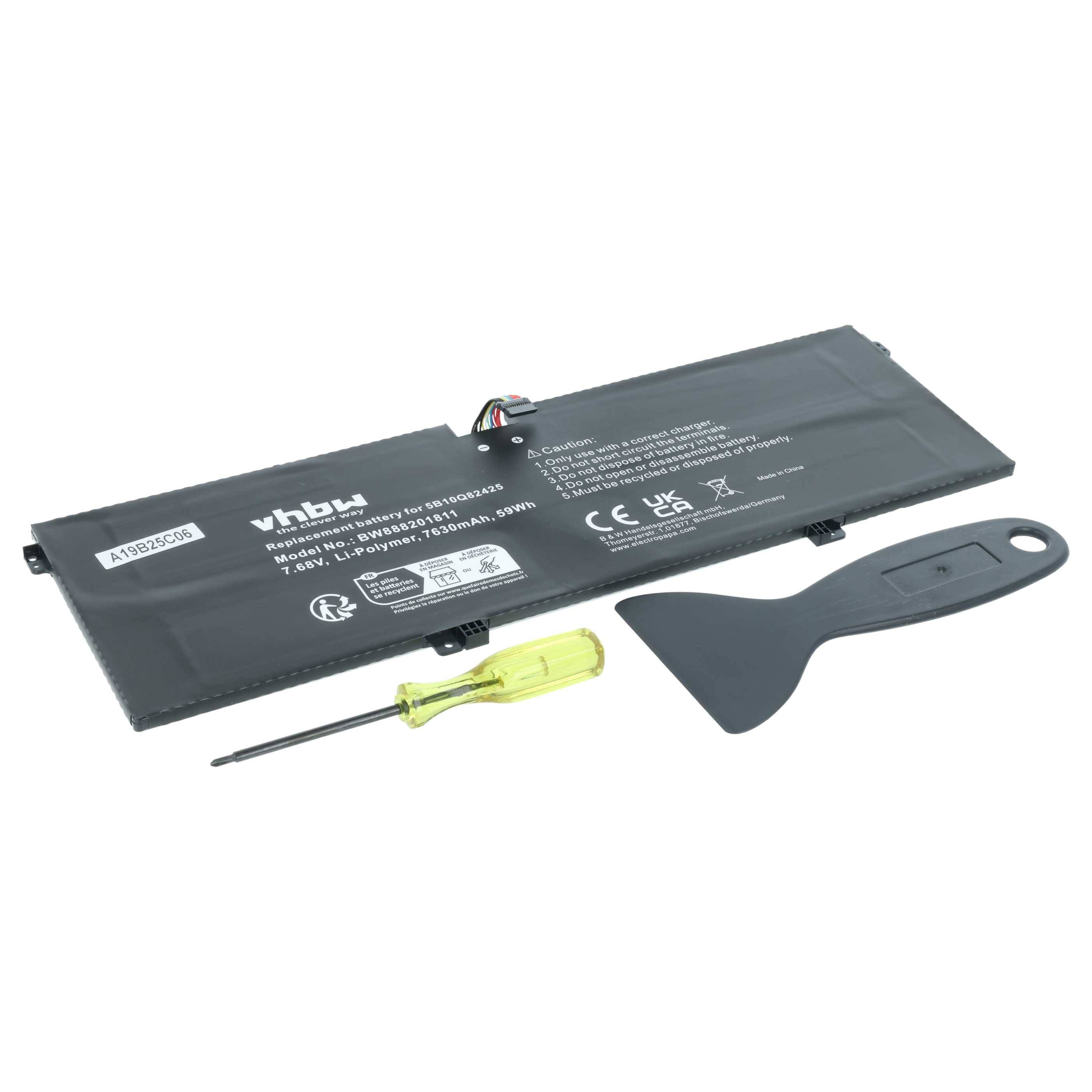 Ein Laptop-Akku mit Installationswerkzeugen, bestehend aus einem kleinen Schraubendreher und einem Kunststoff-Hebewerkzeug. Der Text auf dem Akku zeigt Zertifizierungen und Spezifikationen.