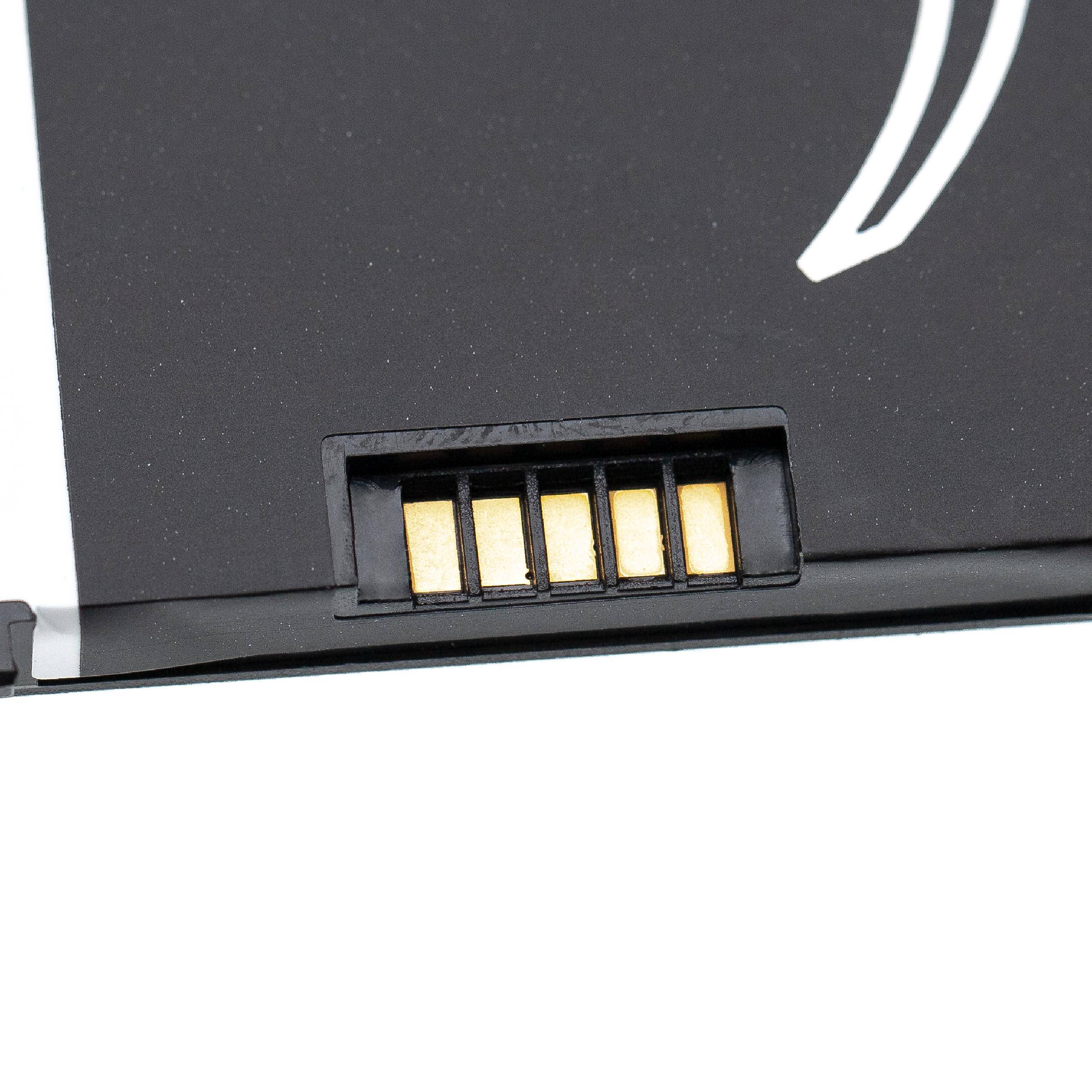 Nahaufnahme einer Batterie mit einem sichtbaren Anschluss, der Goldkontakte zeigt, auf dunkelm Hintergrund.