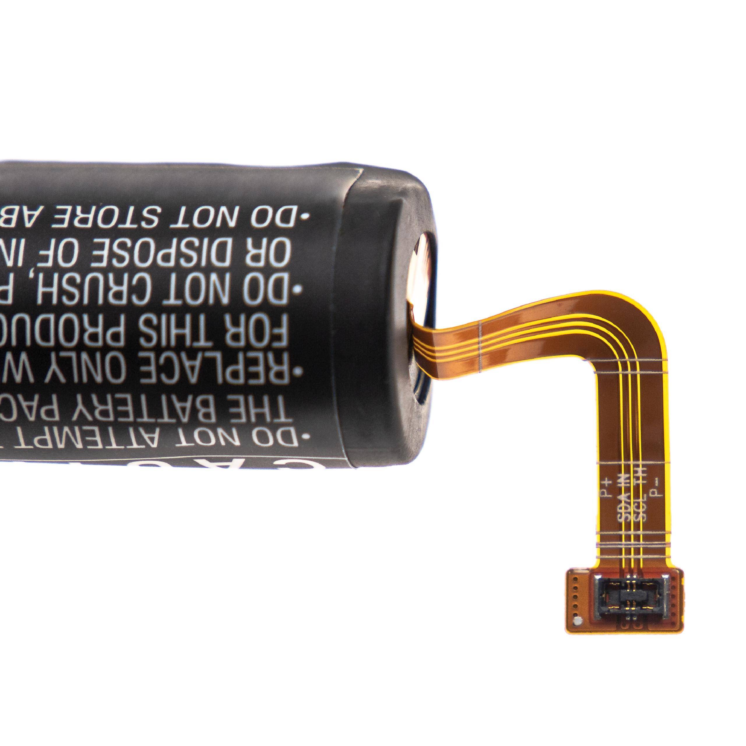 Eine Zylinderbatterie mit einem flexiblen Bandanschluss, versehen mit gedrucktem Text mit Handhabungshinweisen.