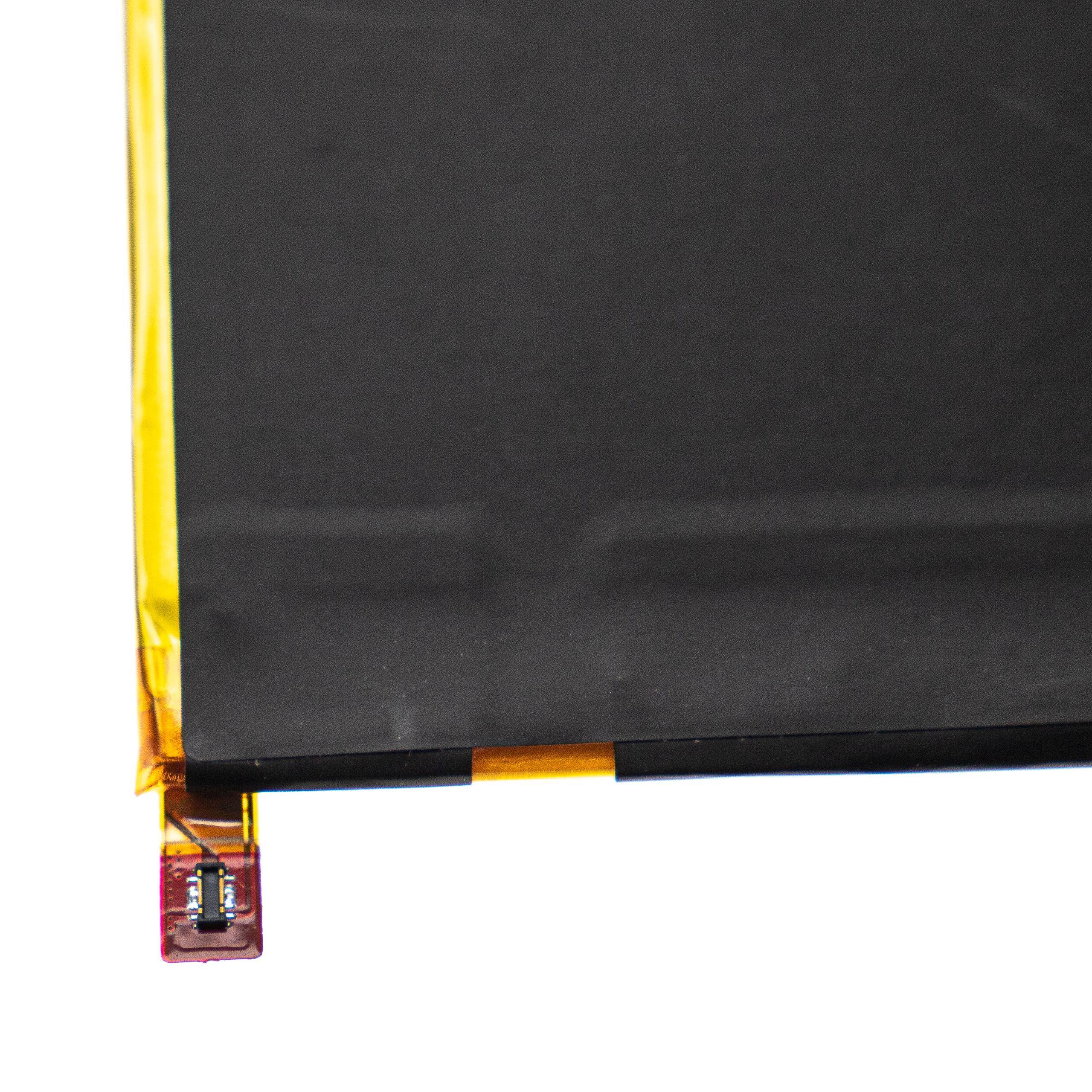 Eine Nahaufnahme eines flachen elektronischen Bauteils mit einem kleinen Anschluss links unten, teilweise bedeckt von einer gelben Schutzschicht.