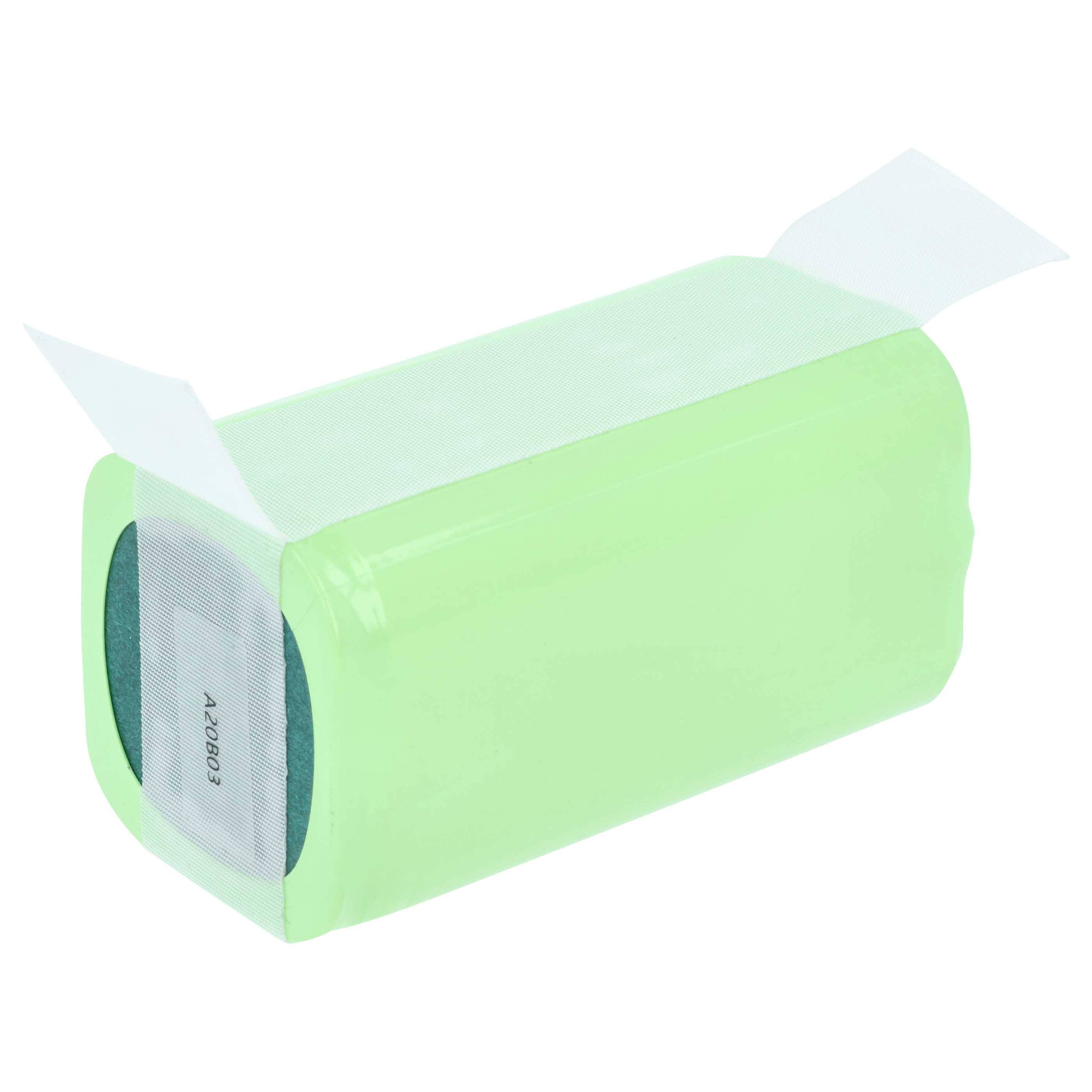 Grünes zylindrisches Batteriepack, das in transparente Kunststofffolie gewickelt ist, mit freiliegenden Drahtlaschen an beiden Enden.