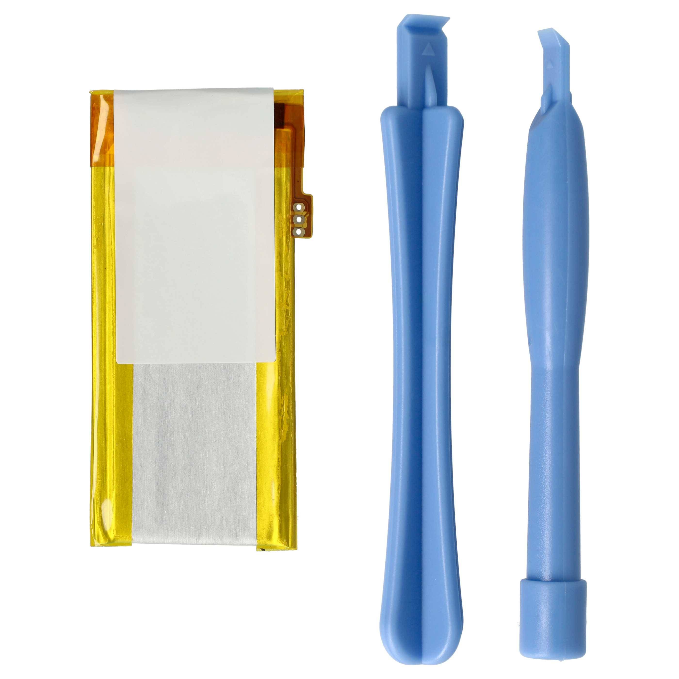 Lithium-Ionen-Pouchchakkuzelle mit zwei blauen Kunststoff-Hebelwerkzeugen auf weißem Hintergrund.