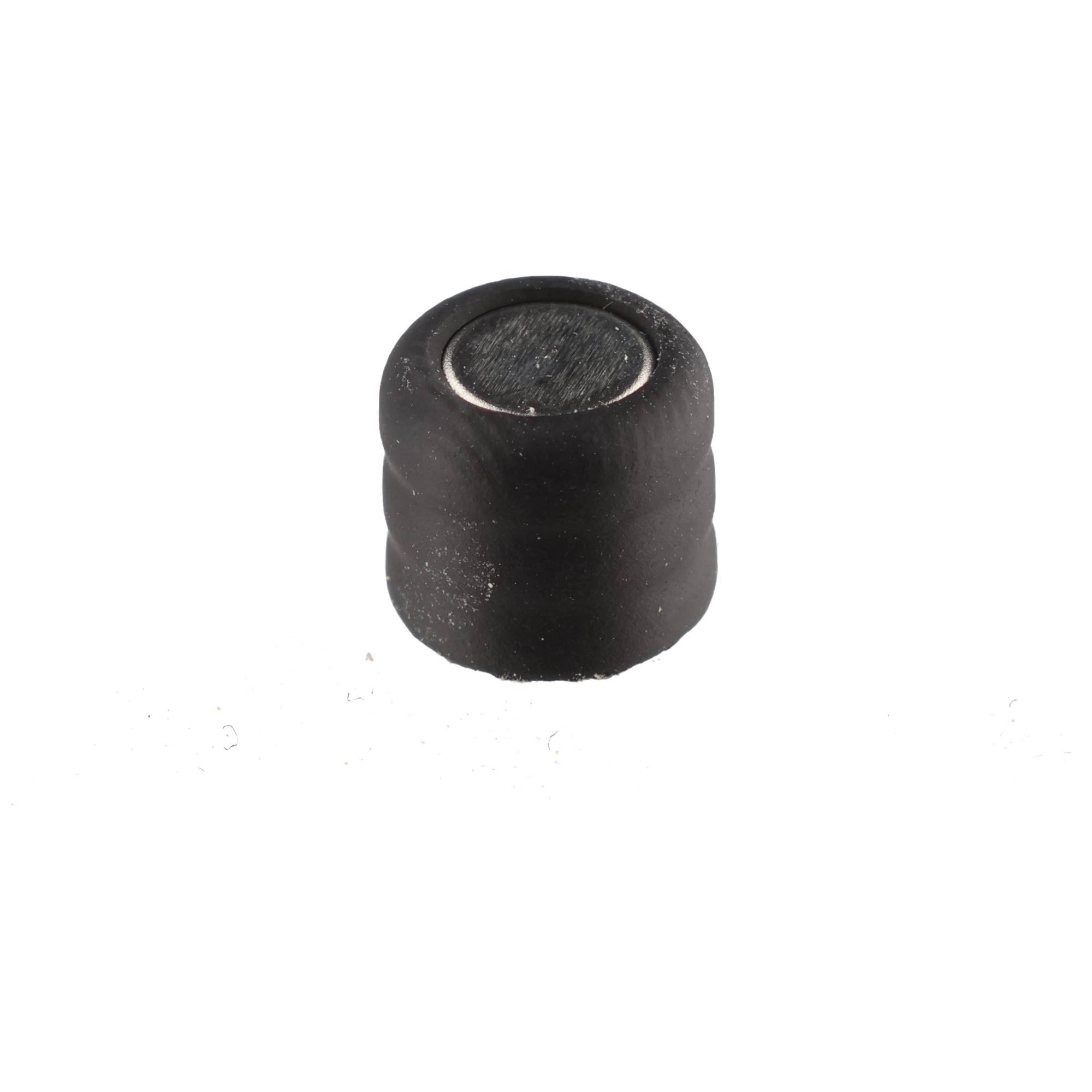 Schwarze zylindrische Gummikappe mit flacher metallischer Oberseite, isoliert auf weißem Hintergrund dargestellt.