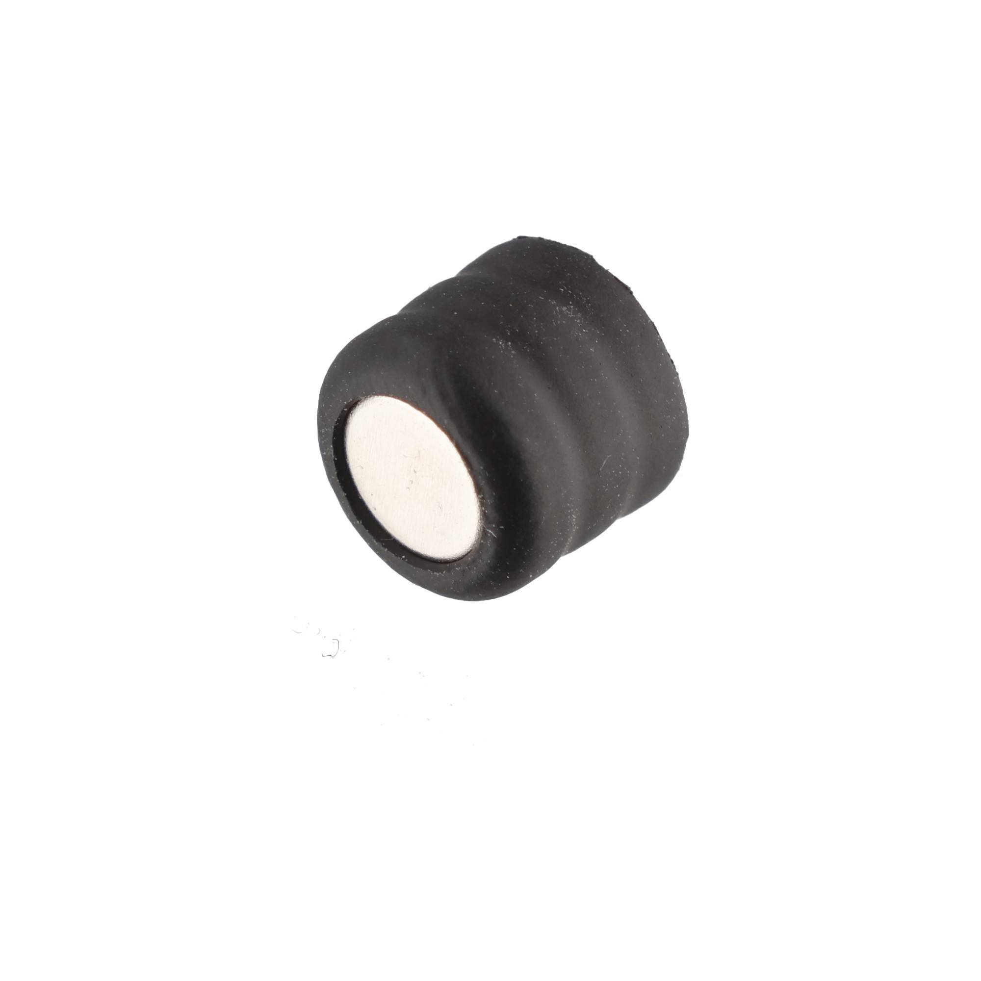Kleine schwarze Gummikappe oder Verschluss mit weißem rundem Ende, isoliert auf weißem Hintergrund.