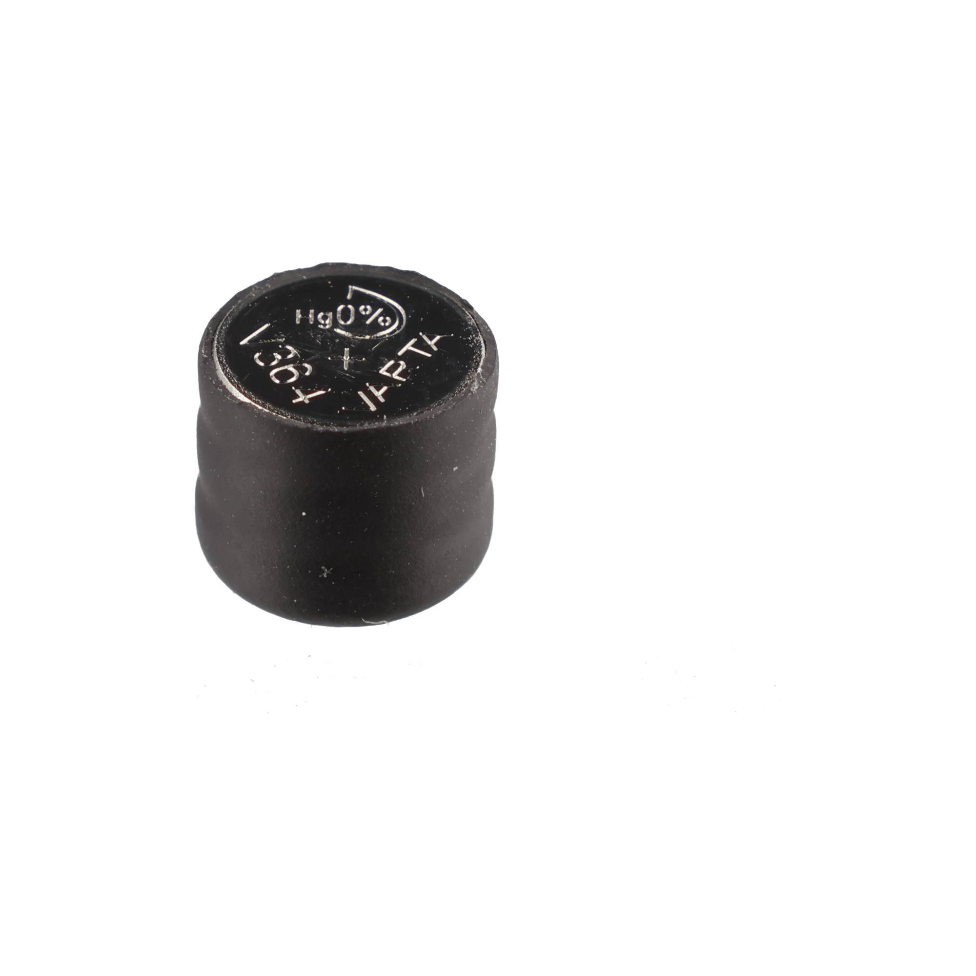Kleine schwarze zylindrische elektronische Komponente mit gedruckten Beschriftungen oben, isoliert auf weißem Hintergrund.