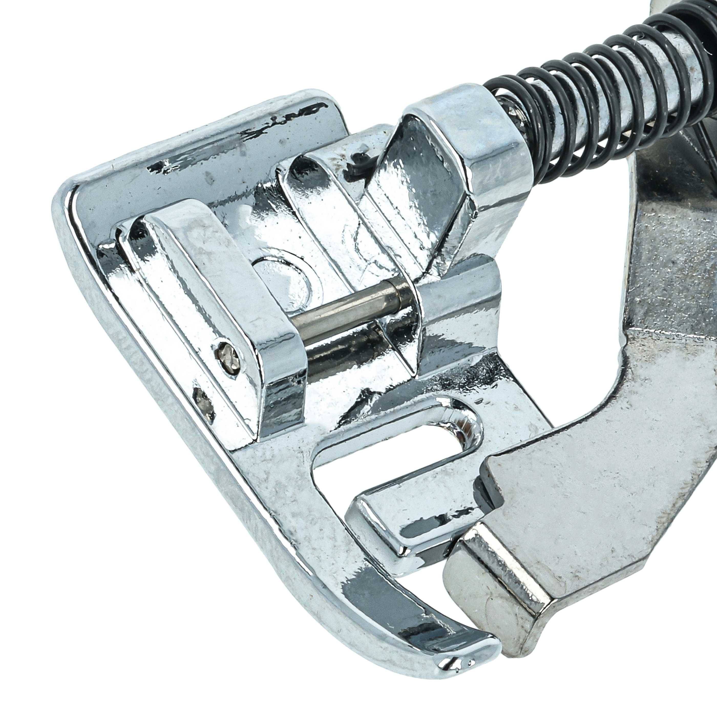 Eine Nahaufnahme eines glänzenden Metallnähmaschinen-Fußes mit einer Feder, wahrscheinlich ein Nähfuß, der zum Nähen von Stoff auf einer Maschine verwendet wird.