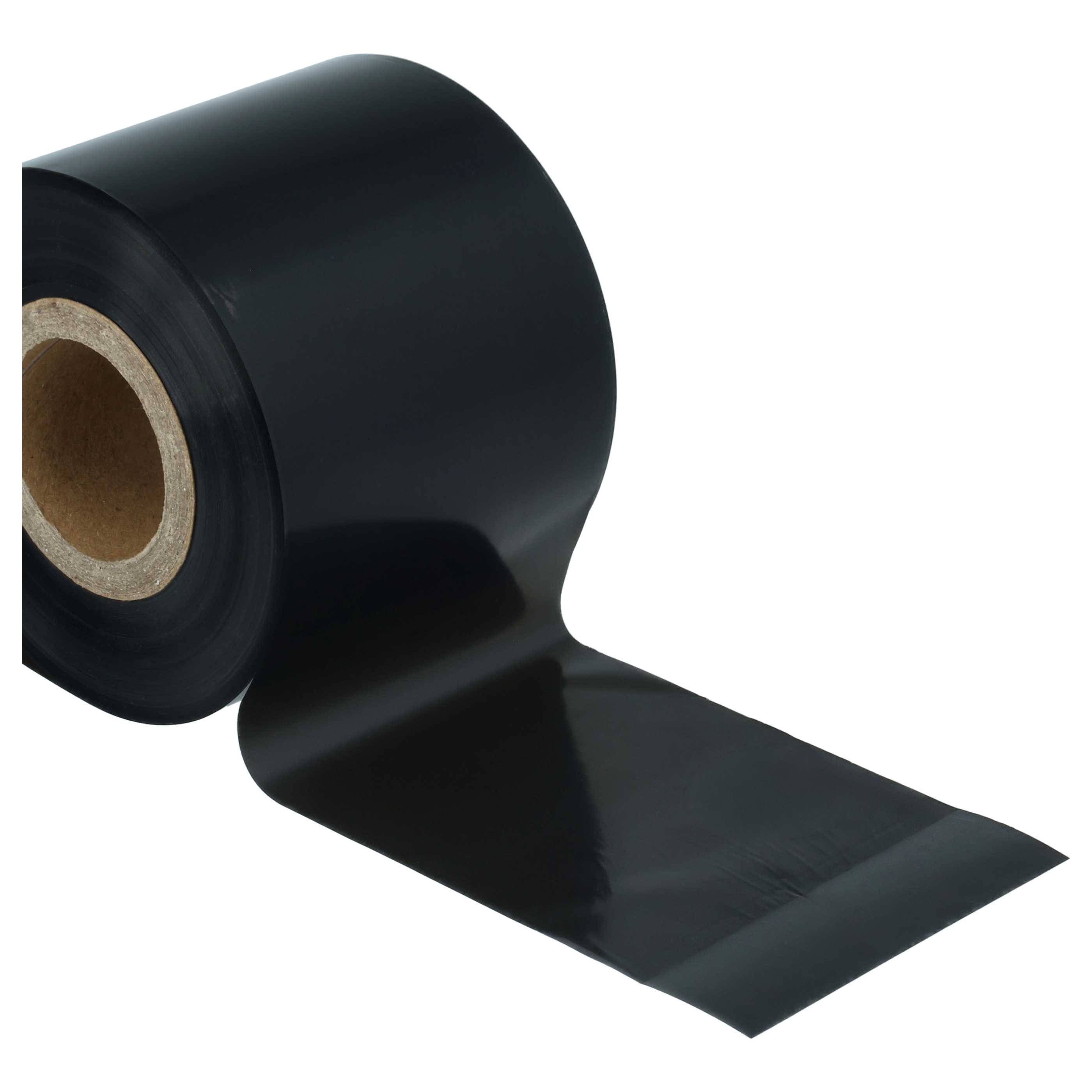 Eine Rolle schwarze Kunststofffolie oder Verpackungsband, die auf weißem Hintergrund teilweise abgewickelt ist.