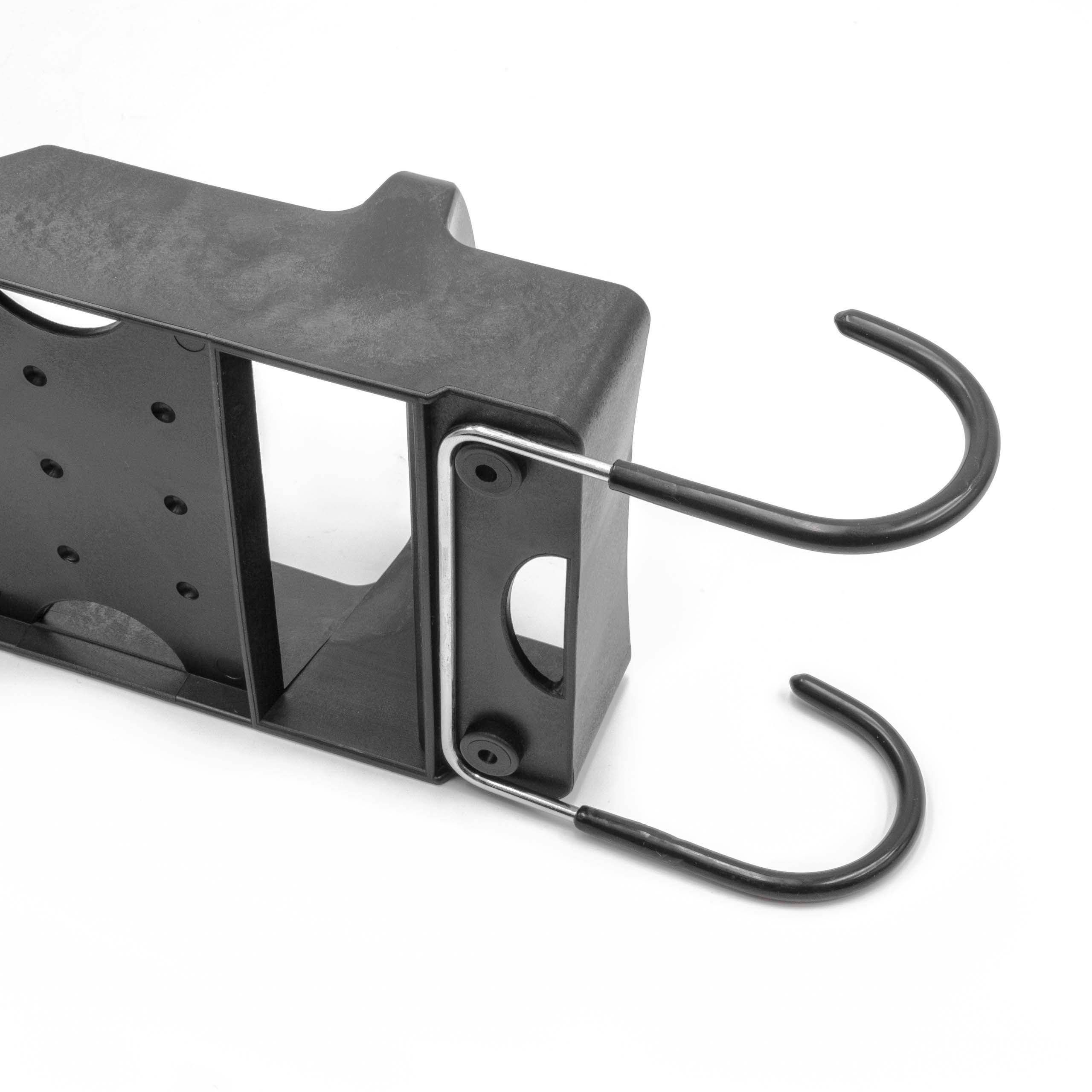 Eine Metallklammer mit zwei Haken, die zum Montieren oder Stützen von Objekten entwickelt wurde, liegt auf einer weißen Oberfläche und zeigt ihre Struktur und Funktionalität.