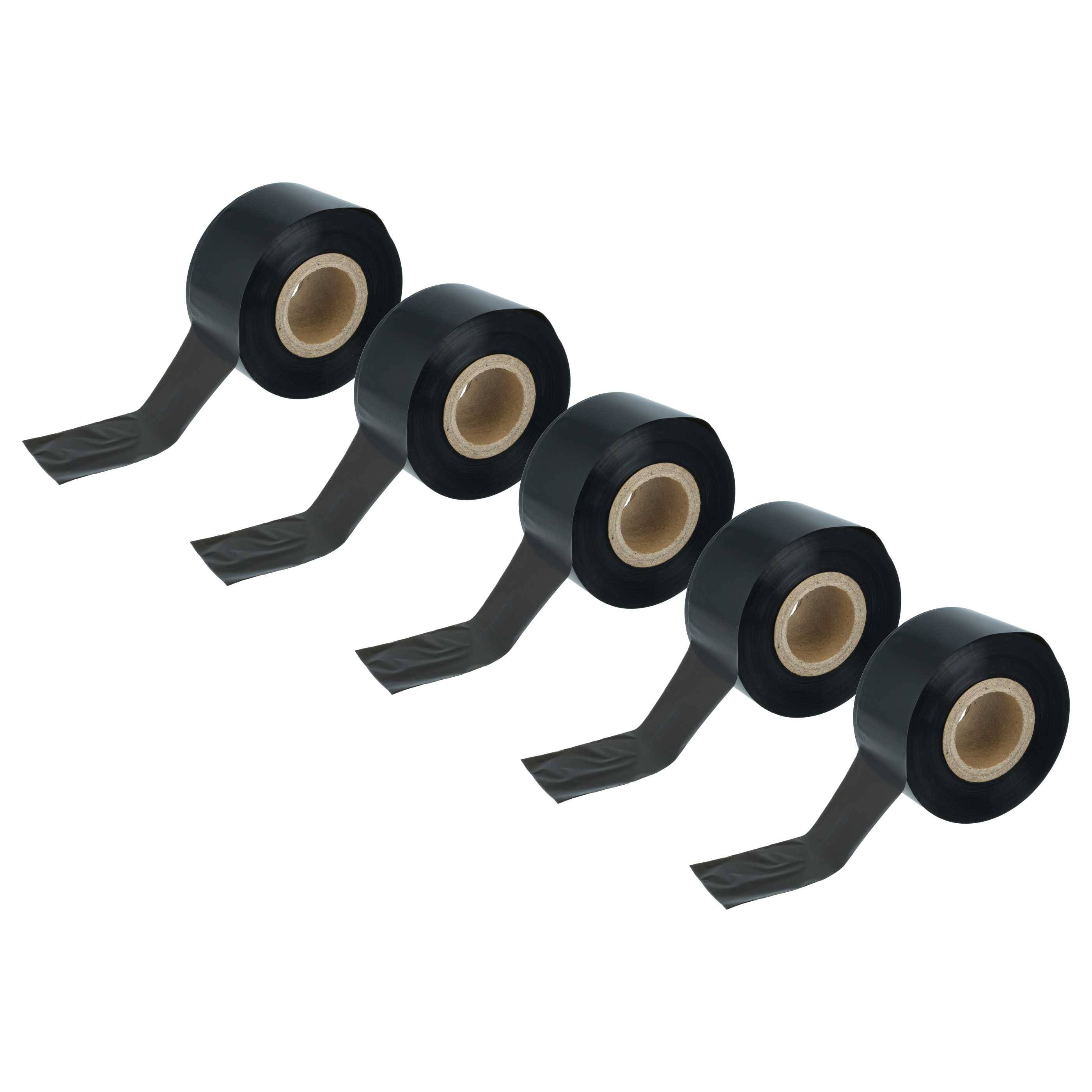 Fünf Rollen schwarzes Klebeband diagonal auf weißem Hintergrund angeordnet.