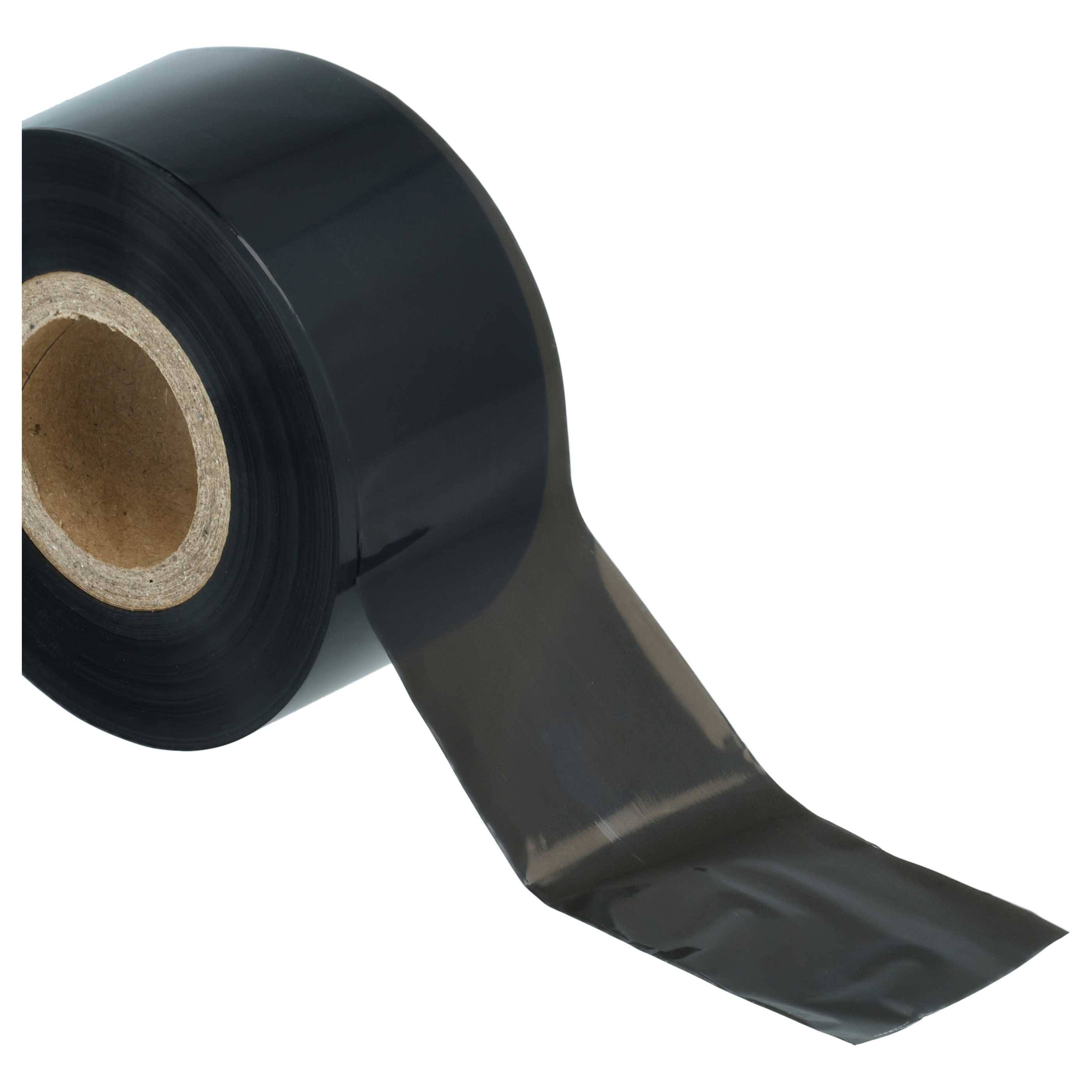 Rolle schwarzes Klebeband mit einem lockeren Streifen, der auf weißem Hintergrund ausgestreckt ist.