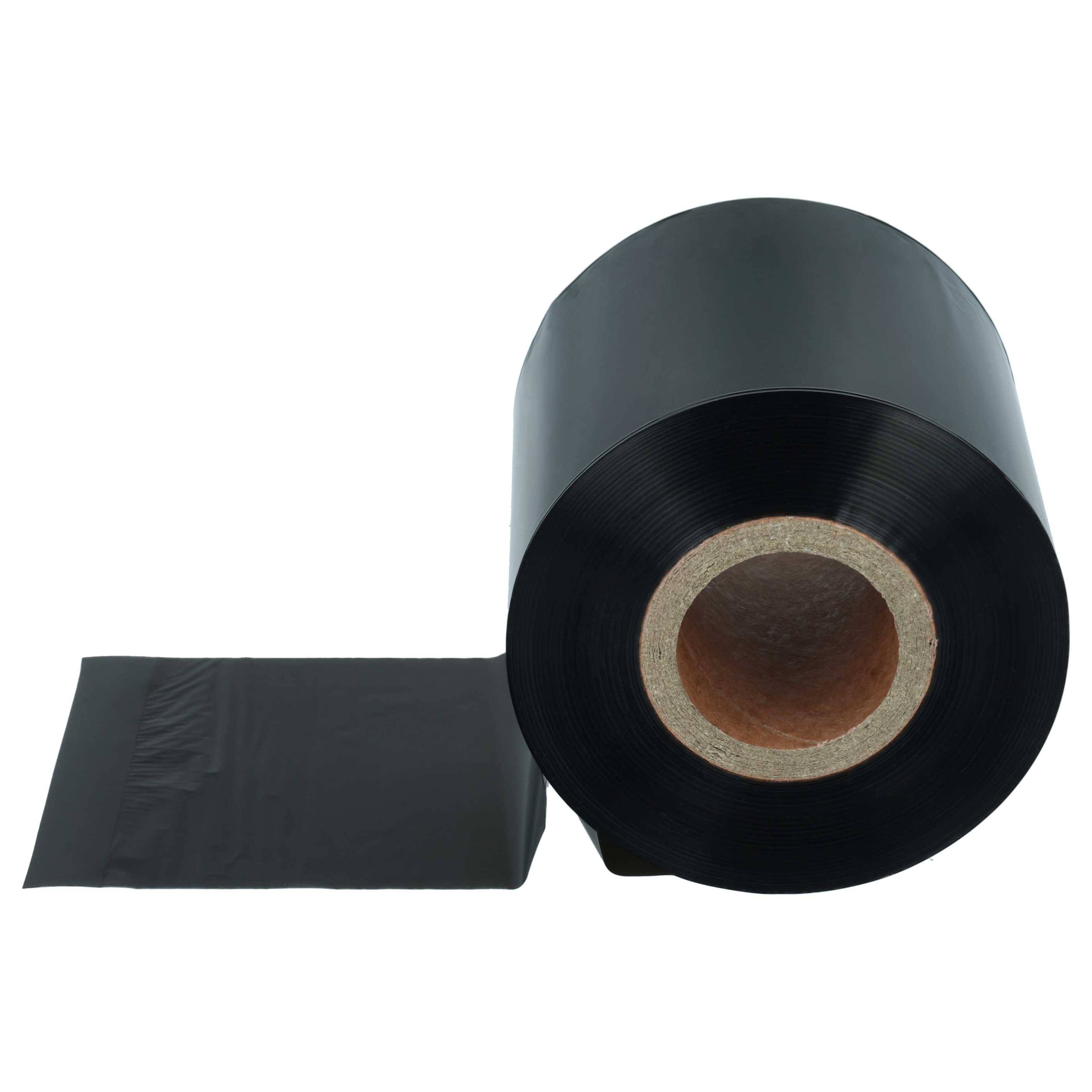 Schwarze Kunststofffolienrolle mit teilweise abgerolltem Blatt auf weißem Hintergrund.