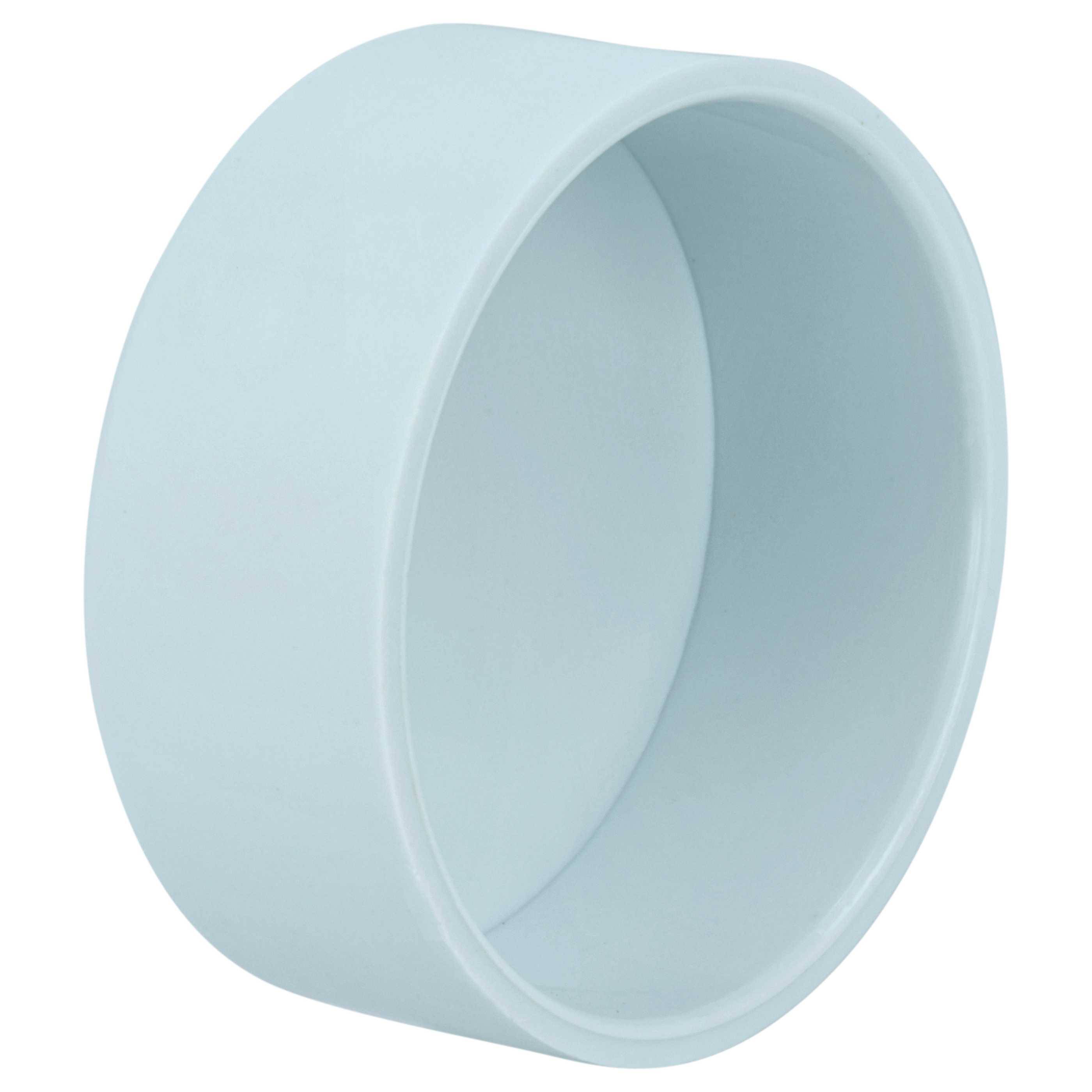 Ein hellblaues zylindrisches Kunststoffobjekt mit glatten Kanten und einem hohlen Zentrum, das einem großen, schlichten Ring ähnelt.