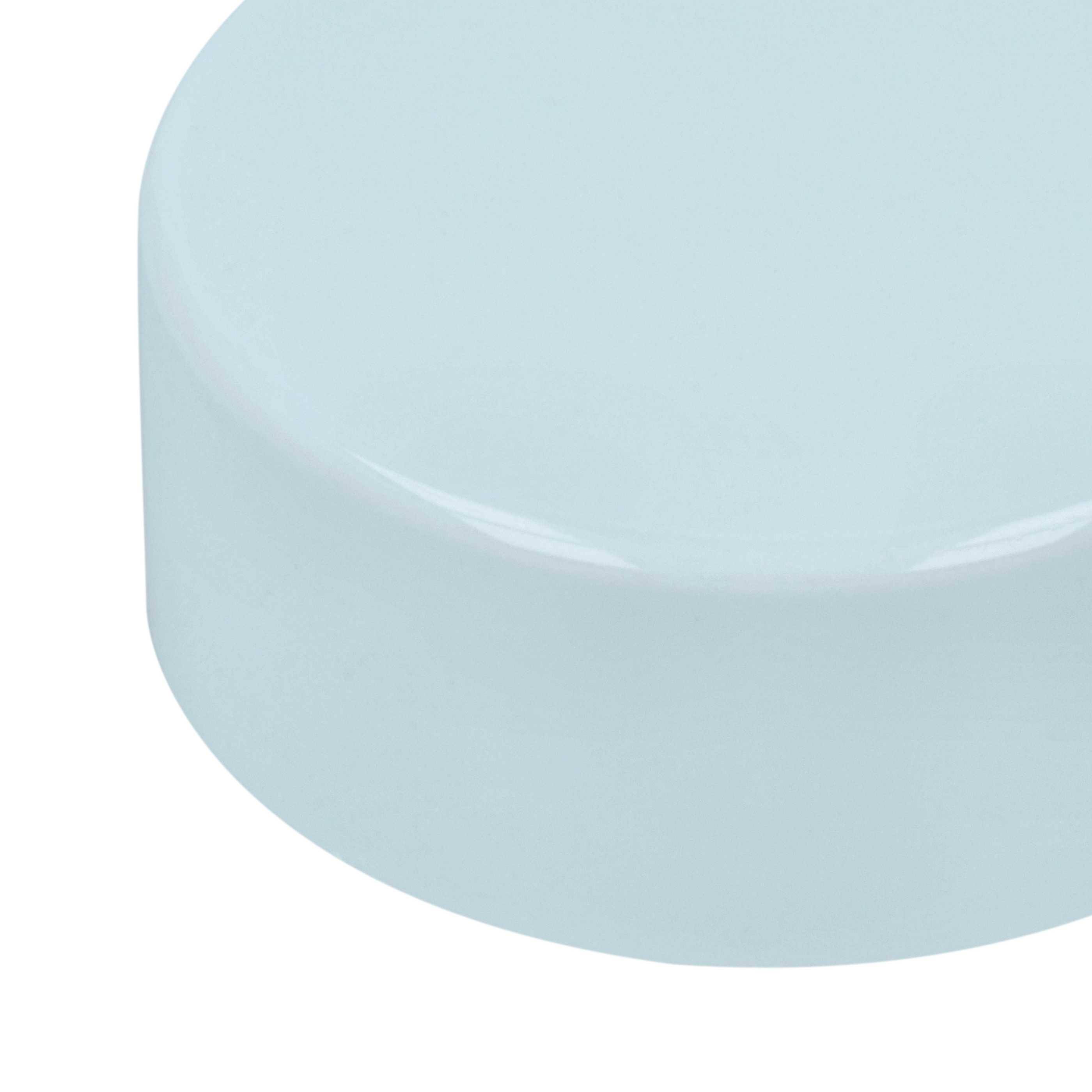 Ein hellblauer Eishockey-Puck mit glatter Oberfläche und zylindrischer Form stellt eine Sportausrüstung dar.