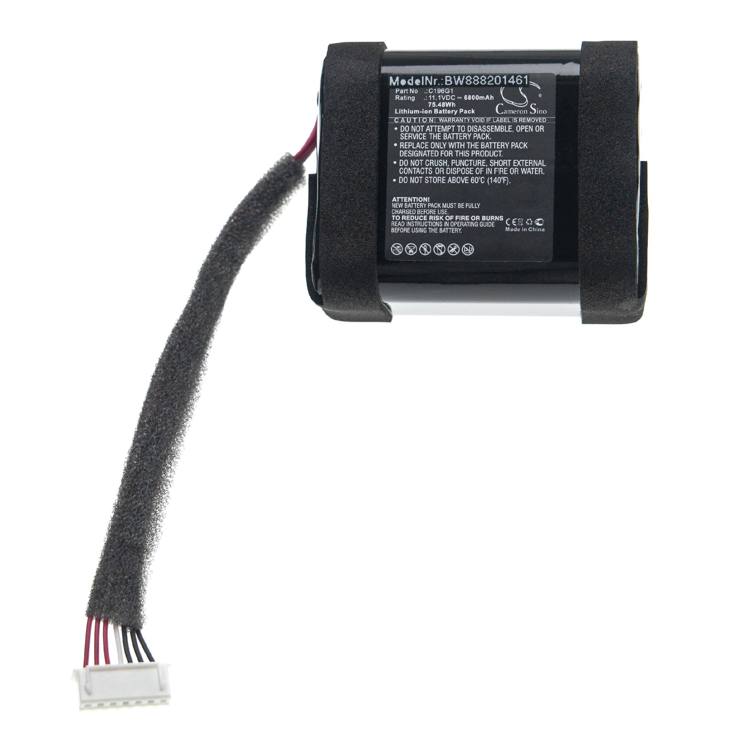 Ein quadratisches schwarzes Akku mit einem Etikett, das Spezifikationen und Sicherheitssymbole zeigt, angebracht an einem Kabel mit einem weißen Stecker am Ende.