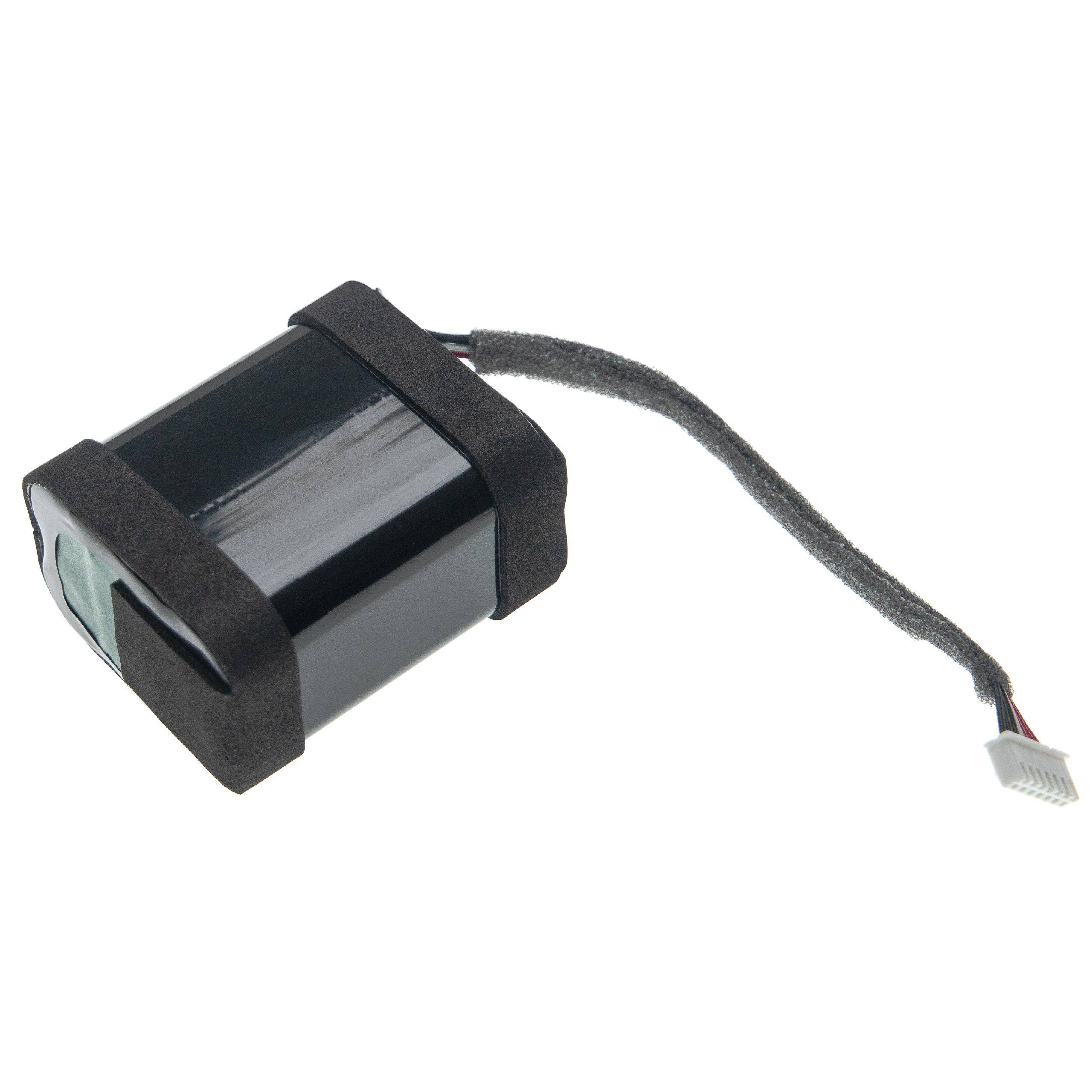 Ein kleines schwarzes Akkupack mit einem grauen Befestigungsriemen und einem Kabel, das in einem weißen Stecker endet, wahrscheinlich für elektronische Geräte.