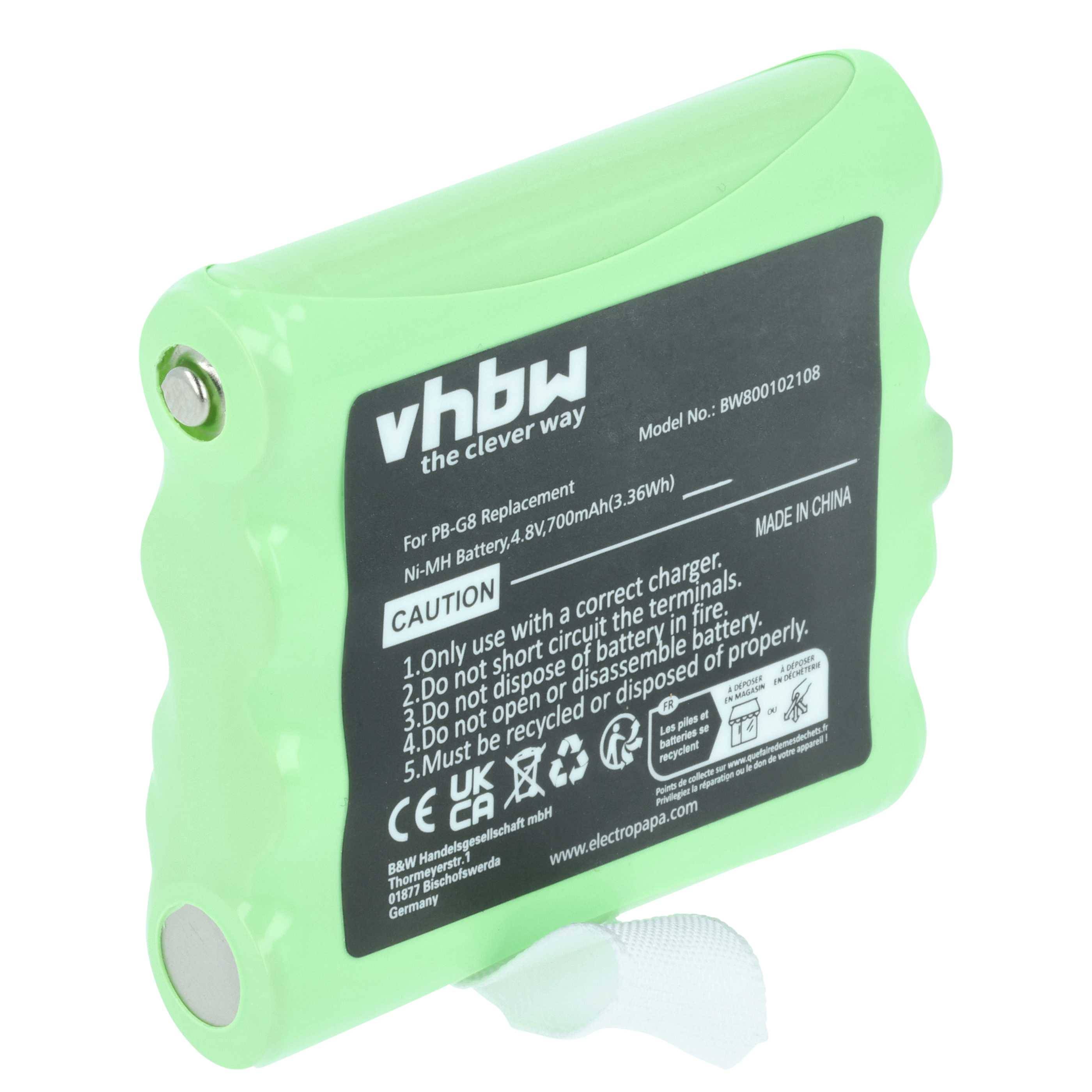 Grüner rechteckiger Akkupack mit beschrifteten Warnhinweisen und Spezifikationen, einschließlich 8,4V, 700mAh Kapazität, Modellnummer BW800102108.