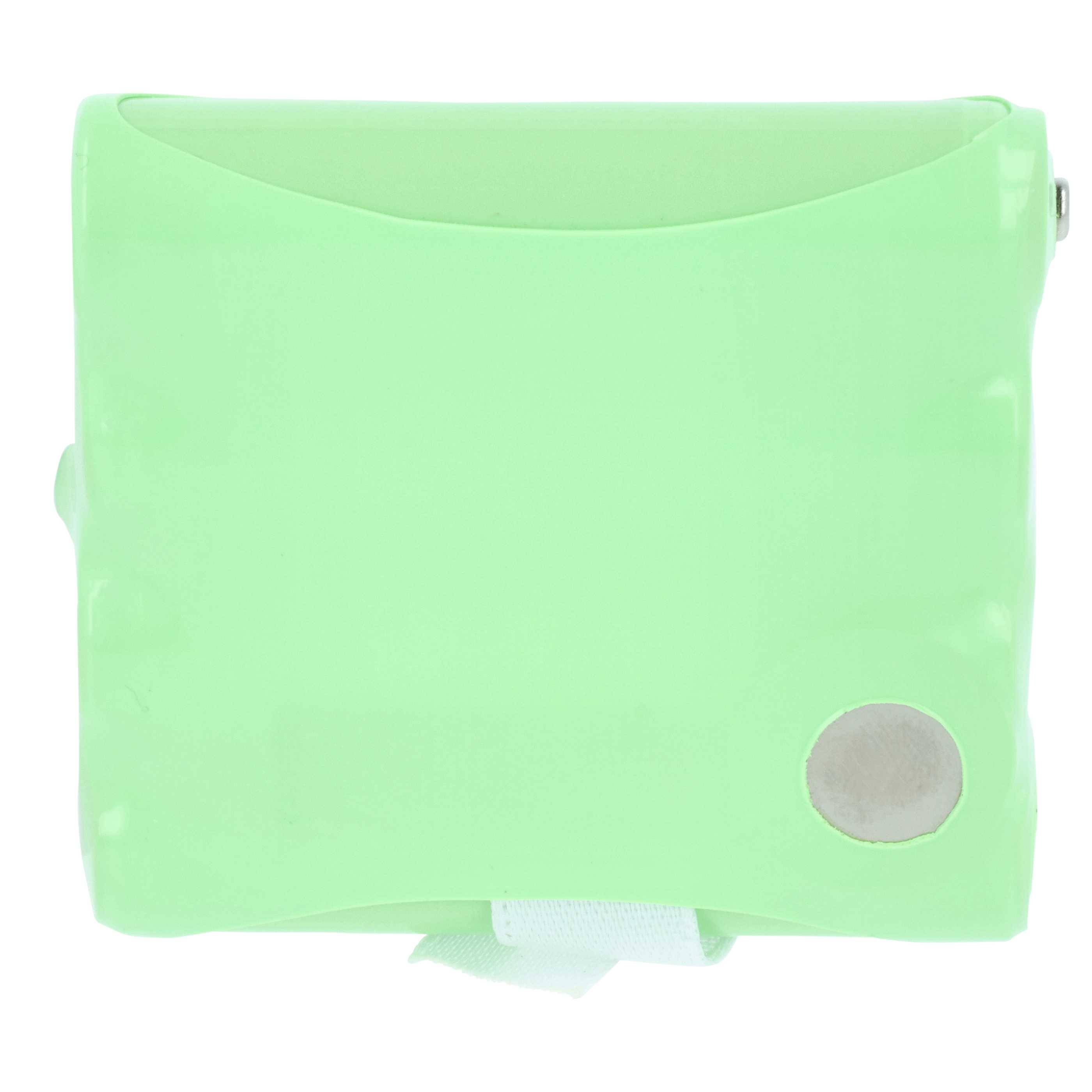 Ein grüner, wandmontierter Toilettenpapierhalter mit einem Ausgabeschlitz für Papier, der für einen einfachen Zugang in Badezimmern konzipiert ist.