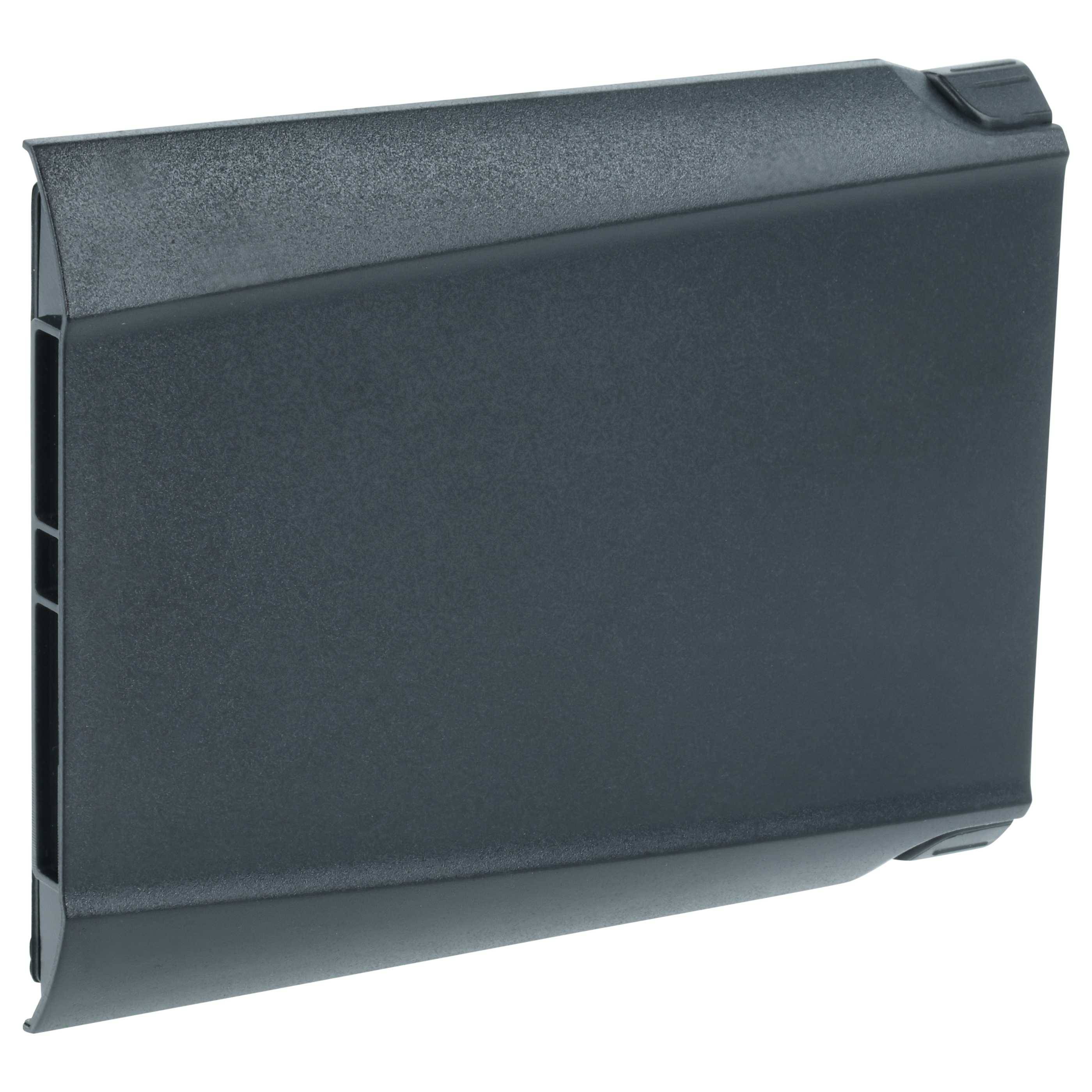 Schwarz-silberne Steckdosenleiste unter dem Schreibtisch mit zwei Schuko-Steckdosen, USB-Ladeanschlüssen und integrierter Kabelöffnung.