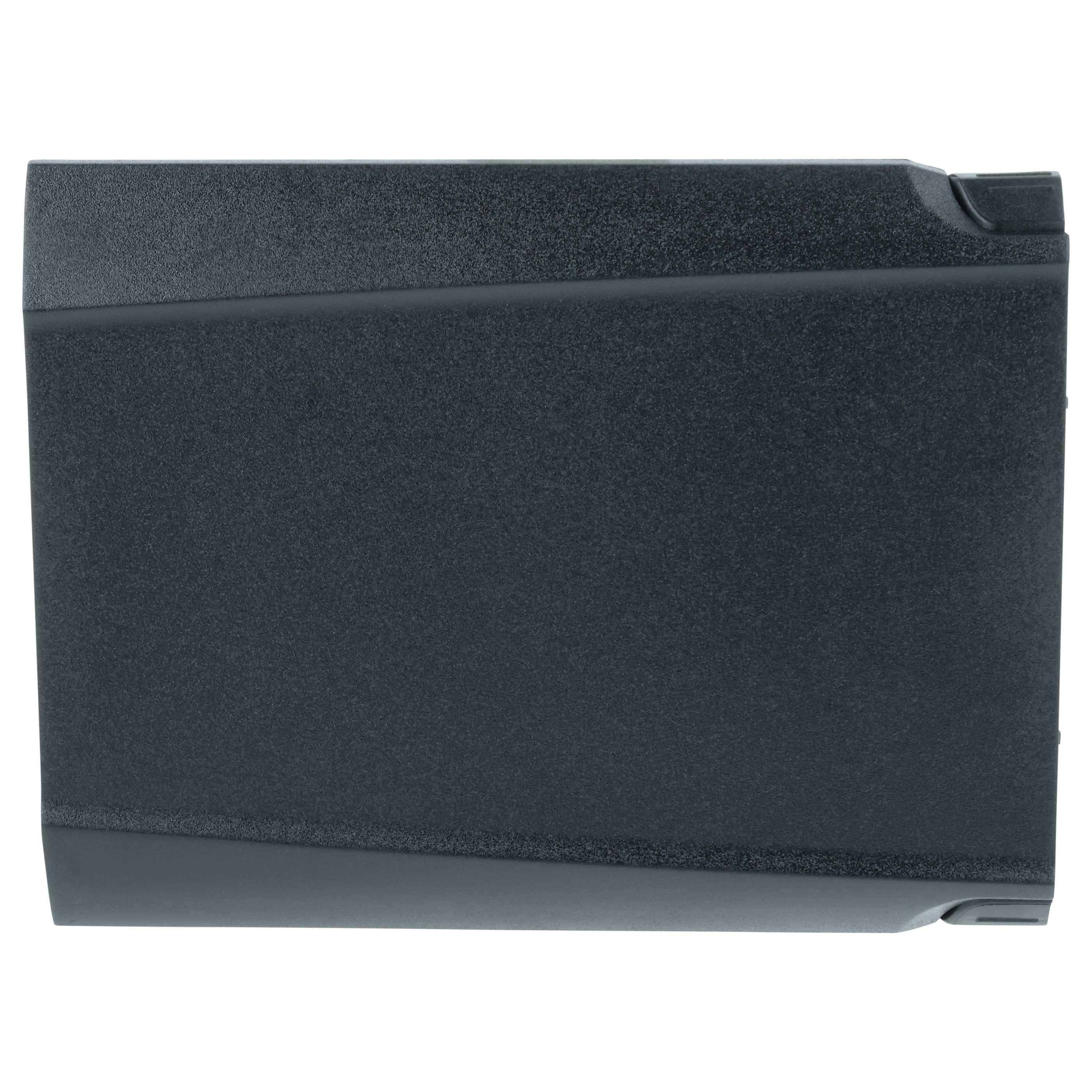 Schwarze rechteckige Kunststoffabdeckung oder Batteriefach, das auf weißem Hintergrund dargestellt ist, mit einer glatten, matter Oberfläche und abgeschnittenen Ecken.
