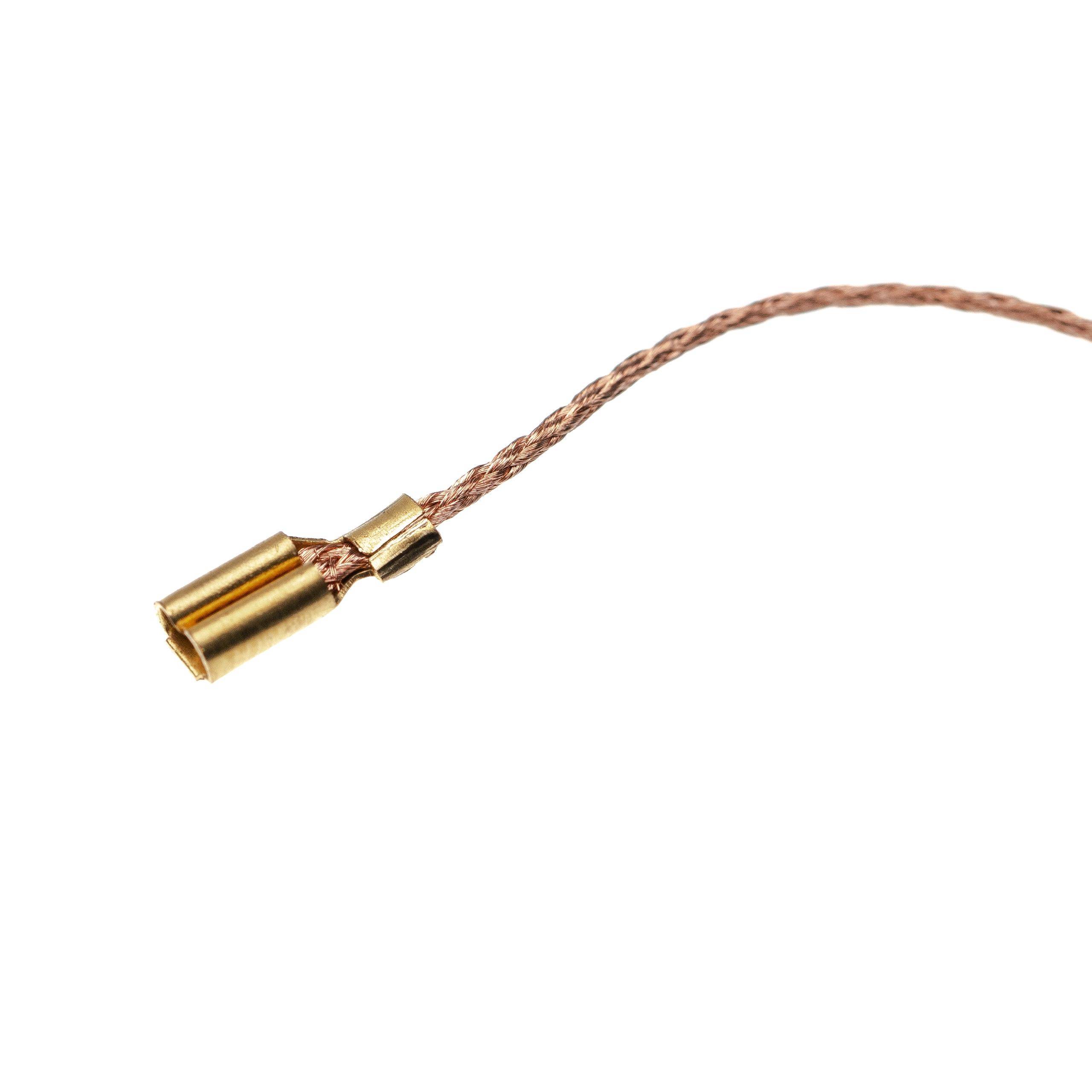Nahaufnahme eines geflochtenen Kupferdrahts mit einem goldfarbenen zylindrischen Stecker auf weißem Hintergrund.