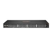Vorderansicht eines Rack-Mount-Netzwerk-Switches mit mehreren Ethernet-Anschlüssen und Statusleuchten auf weißem Hintergrund.