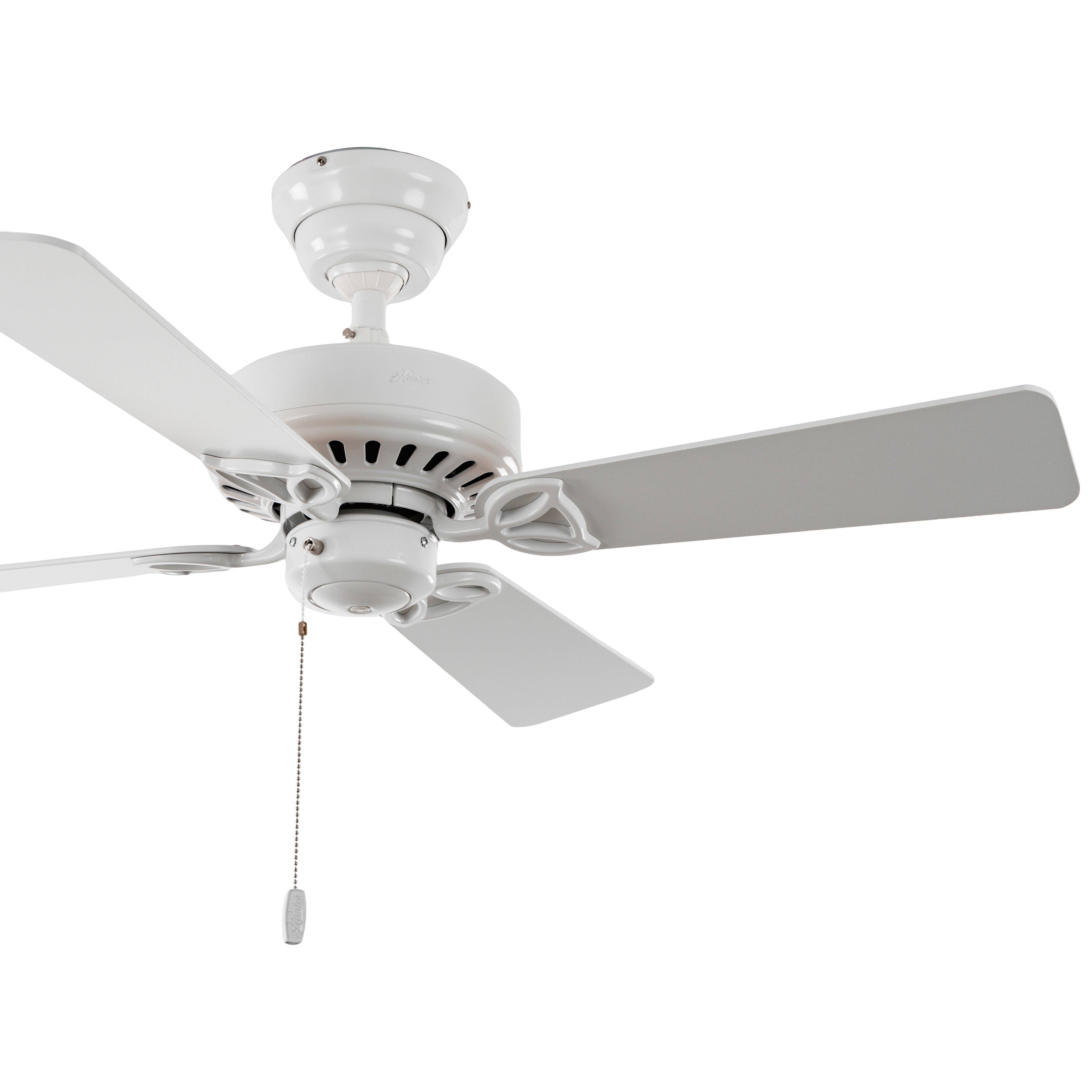 Ein weißer Deckenventilator mit vier Flügeln und einer Zugkette, konzipiert für die Verwendung im Innenbereich, der Luftzirkulation und Kühlung bietet.
