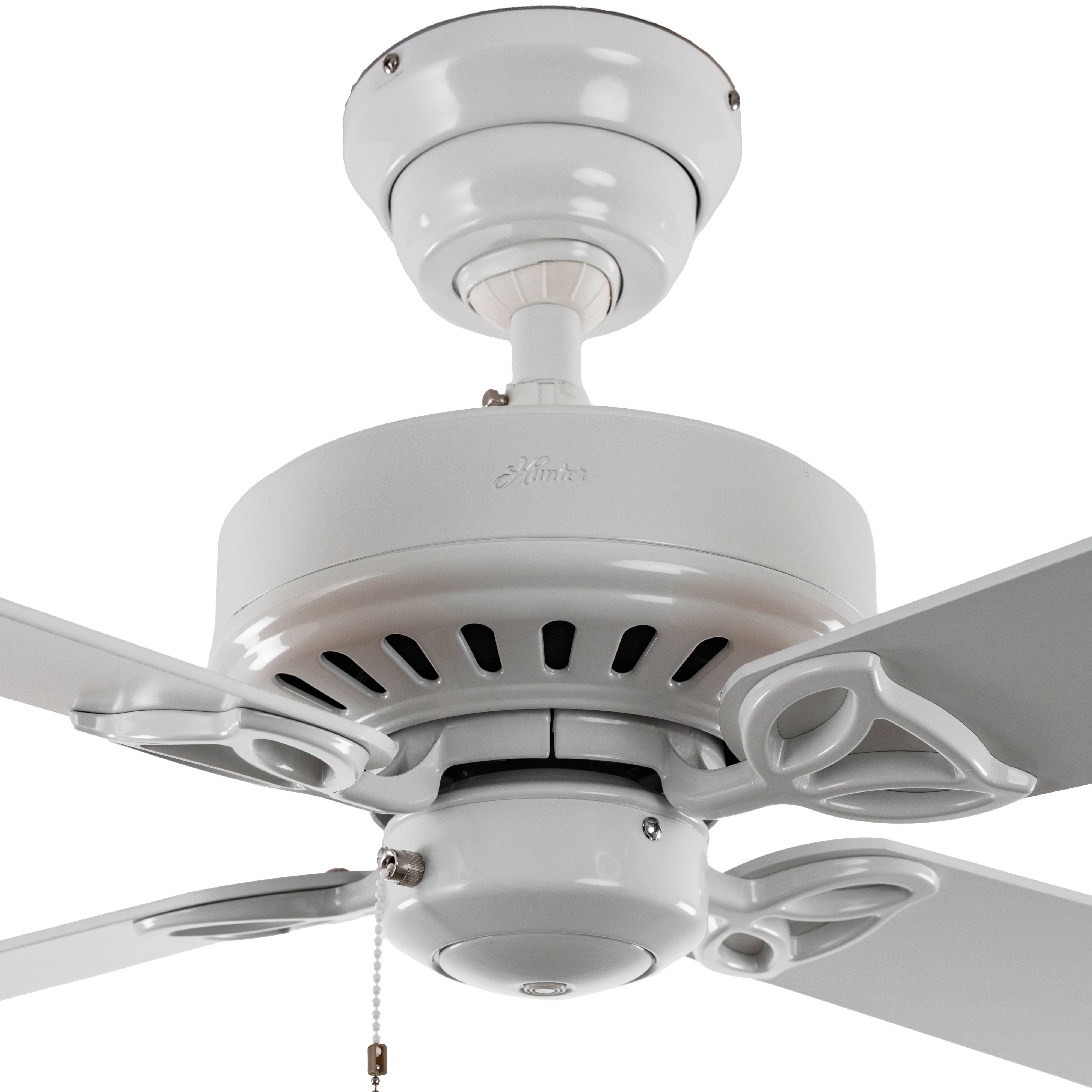 Weißer Deckenventilator mit vier Blättern und Zugschnur, von unten betrachtet, der ein modernes Design mit zentraler Motoreinheit zeigt.