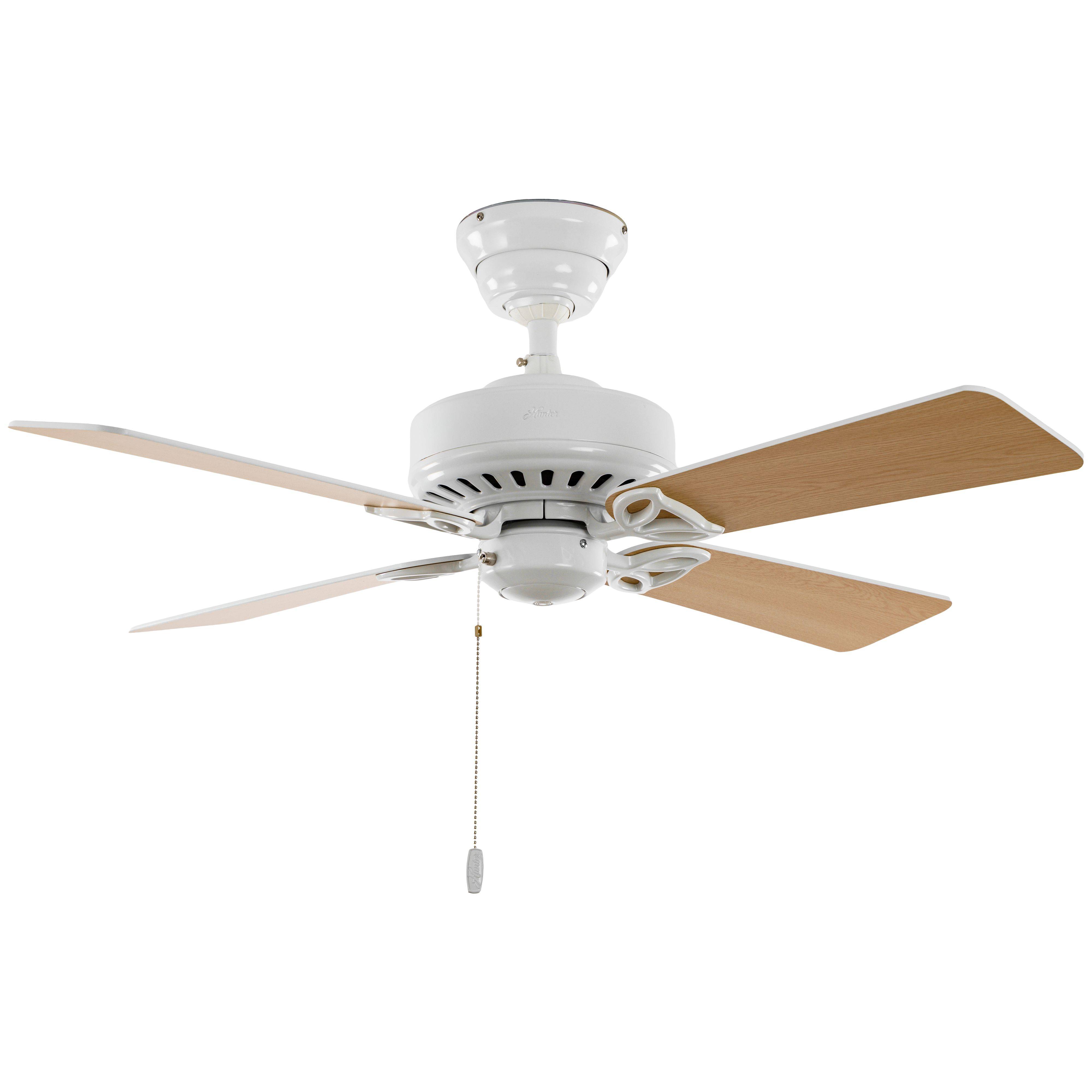 Ein weißer Deckenventilator mit Holzblättern und einer Zugkette, an einer weißen Decke montiert.