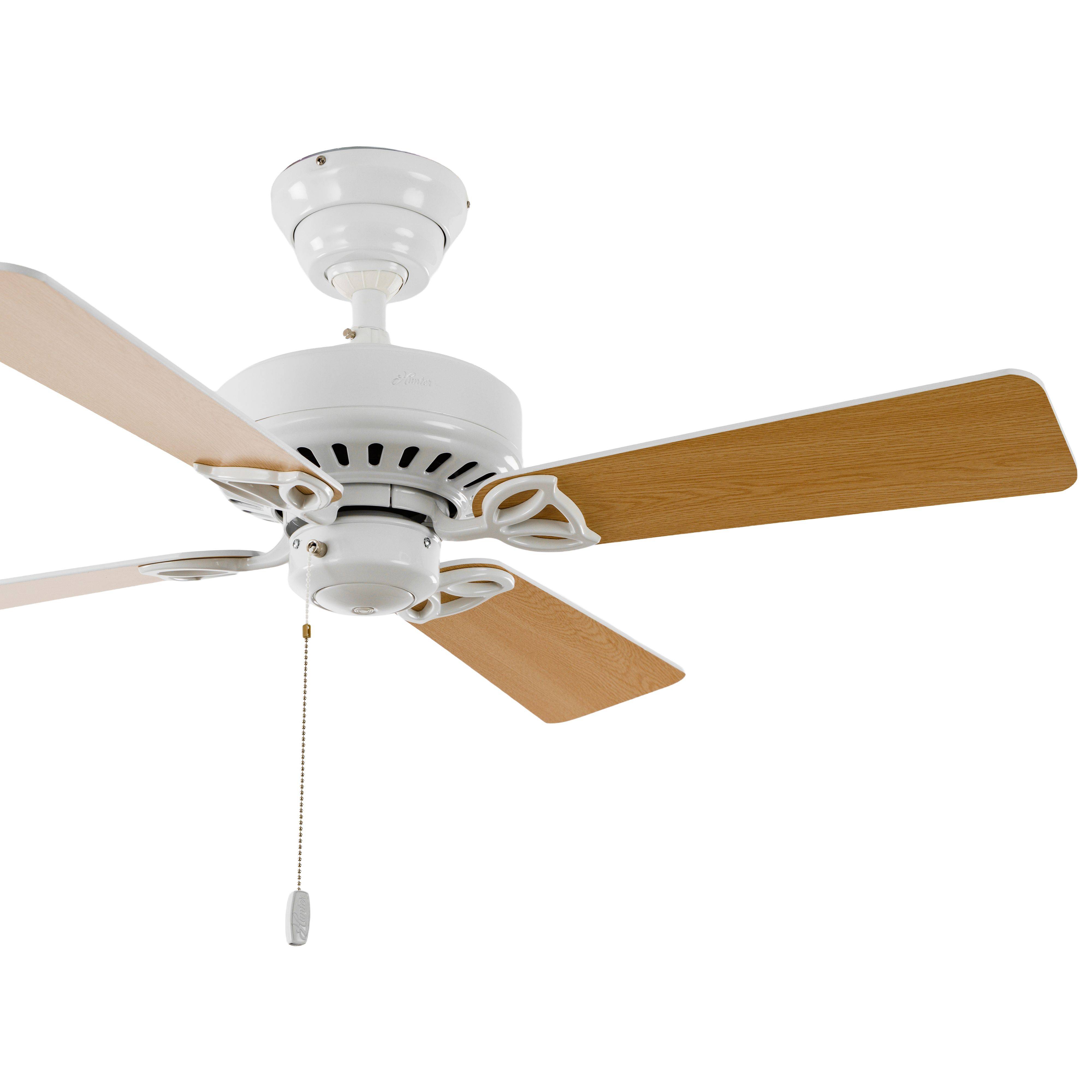 Ein weißer Deckenventilator mit vier Holzblättern und einer herunterhängenden Zugkette.