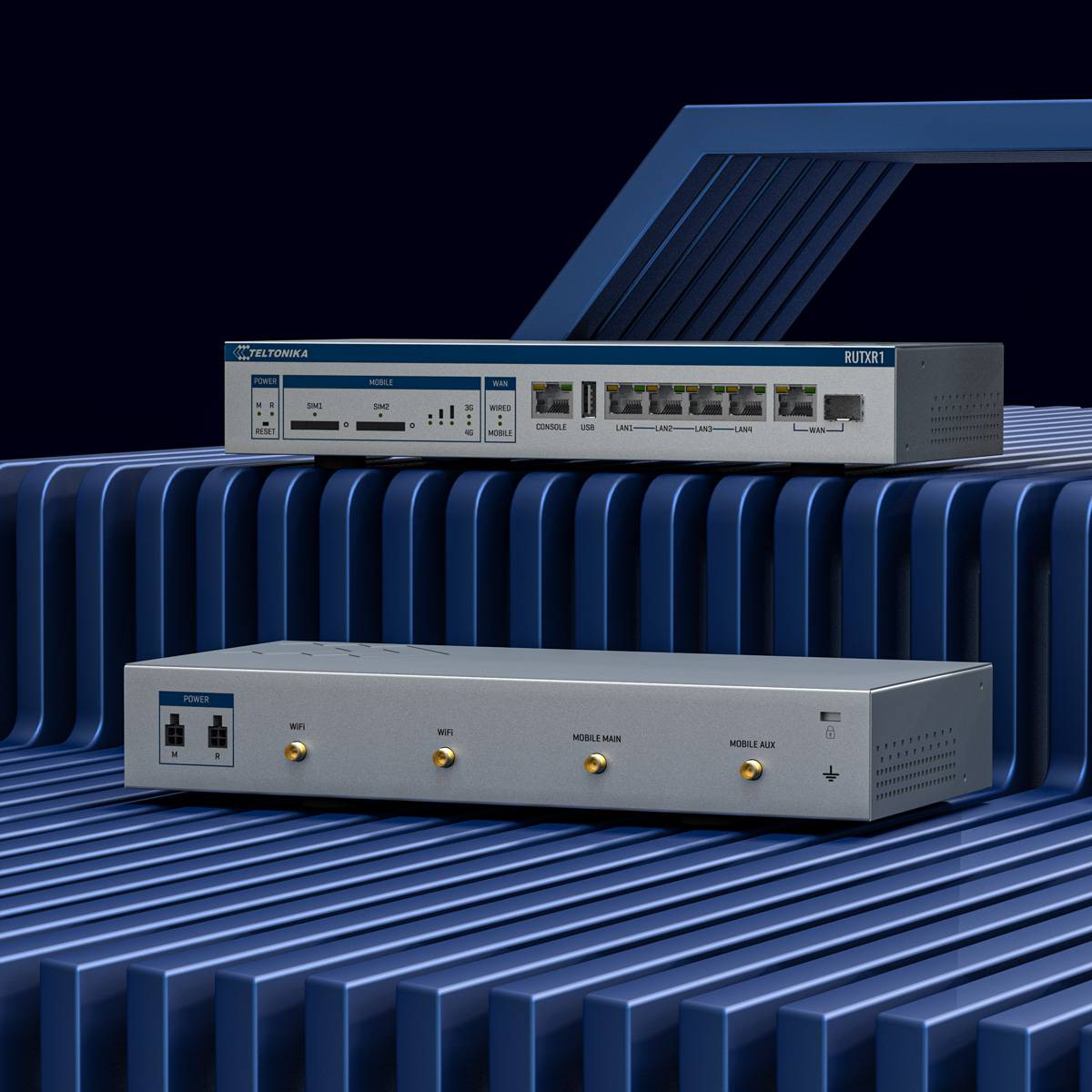 Zwei Teltonika-Netzwerkgeräte werden auf einem blauem Grat-Display angezeigt, mit einem Rack-Mount-Router oben und einem silbernen Modem unten.