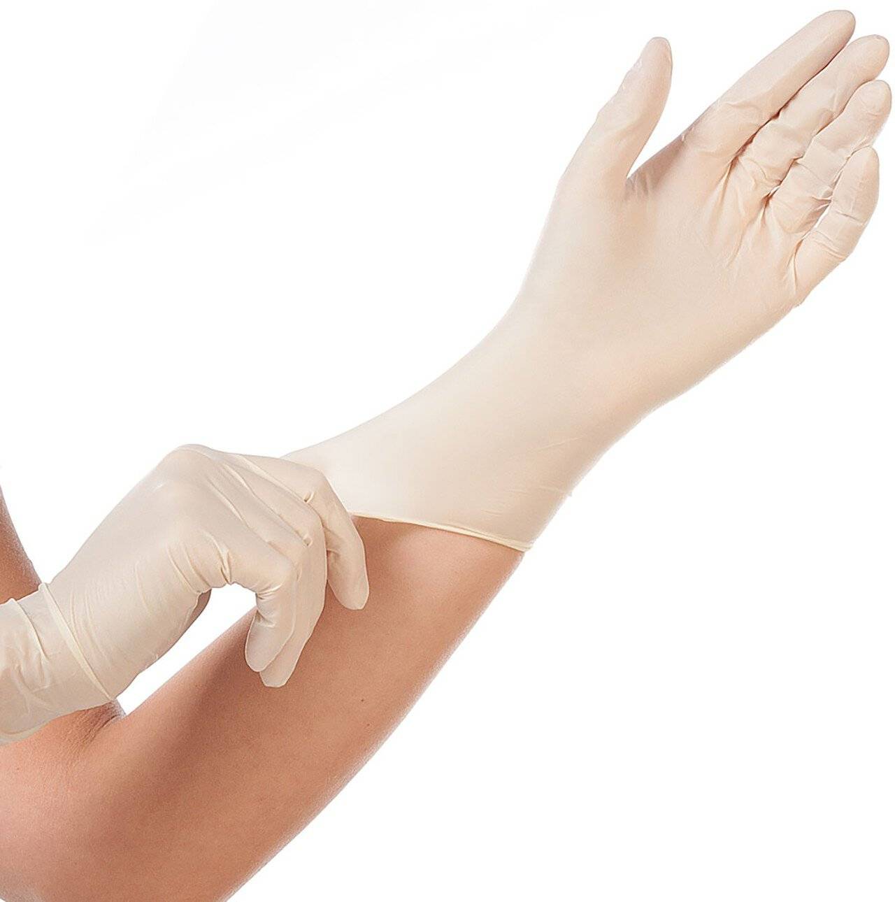 Behandschuhte Hände, die einen Latexhandschuh über den Unterarm und die Hand einer anderen Person vor weißem Hintergrund anziehen.