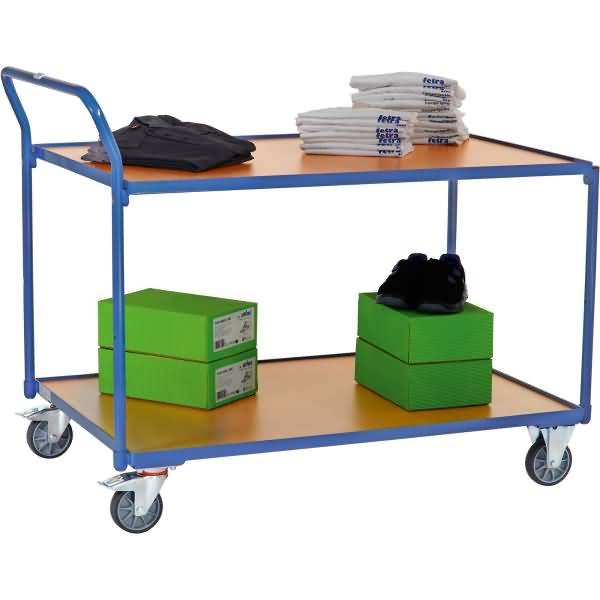 Blauer zweipoliger Hilfswagen mit vier Lenkrollen, der zusammengefaltete Handtücher, eine schwarze Tasche und grüne Boxen auf den Regalen trägt.