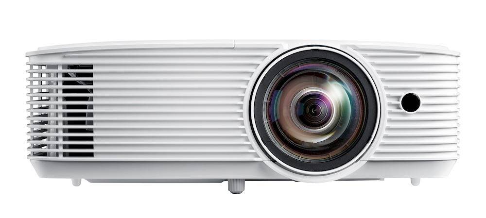 Weißer Multimediaprojector in Frontansicht auf neutralem Hintergrund, mit großer zentraler Linse und Lüftungsgitter.