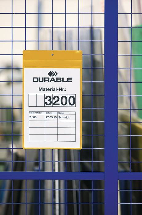 Gelbes STRAPAZIERFÄHIGES Materialetikettschild auf einem Drahtgitterzaun, gekennzeichnet mit „Material-Nr. 3200