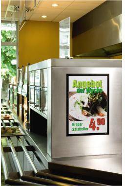 Eine Cafeteria-Servierline mit einem ausgehängten Menüschild, das „Angebot der Woche