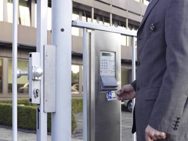 Durable AUSWEISHALTER MIT JOJO FÜR 1 BETRIEBS-/ SICHERHEITSAUSWEIS, Abzeichen, Landschaftsportrait, Transparent, Seite, 80 cm, 85 mm