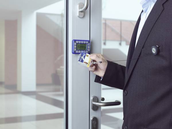 Durable AUSWEISHALTER MIT JOJO FÜR 1 BETRIEBS-/ SICHERHEITSAUSWEIS, Abzeichen, Landschaftsportrait, Transparent, Seite, 80 cm, 85 mm