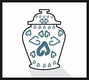 Eine dekorative Vase mit einem Herzmustermotiv in Blau auf weißem Hintergrund, die einen Schatten nach links unten wirft.