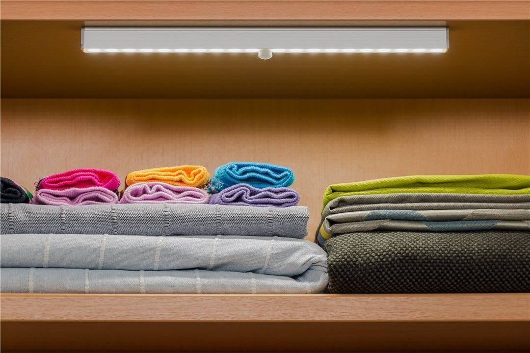 Goobay LED-Unterbauleuchte mit Bewegungsmelder - ideal für Schränke, Vitrinen, Schubladen, Korridore & Garagen