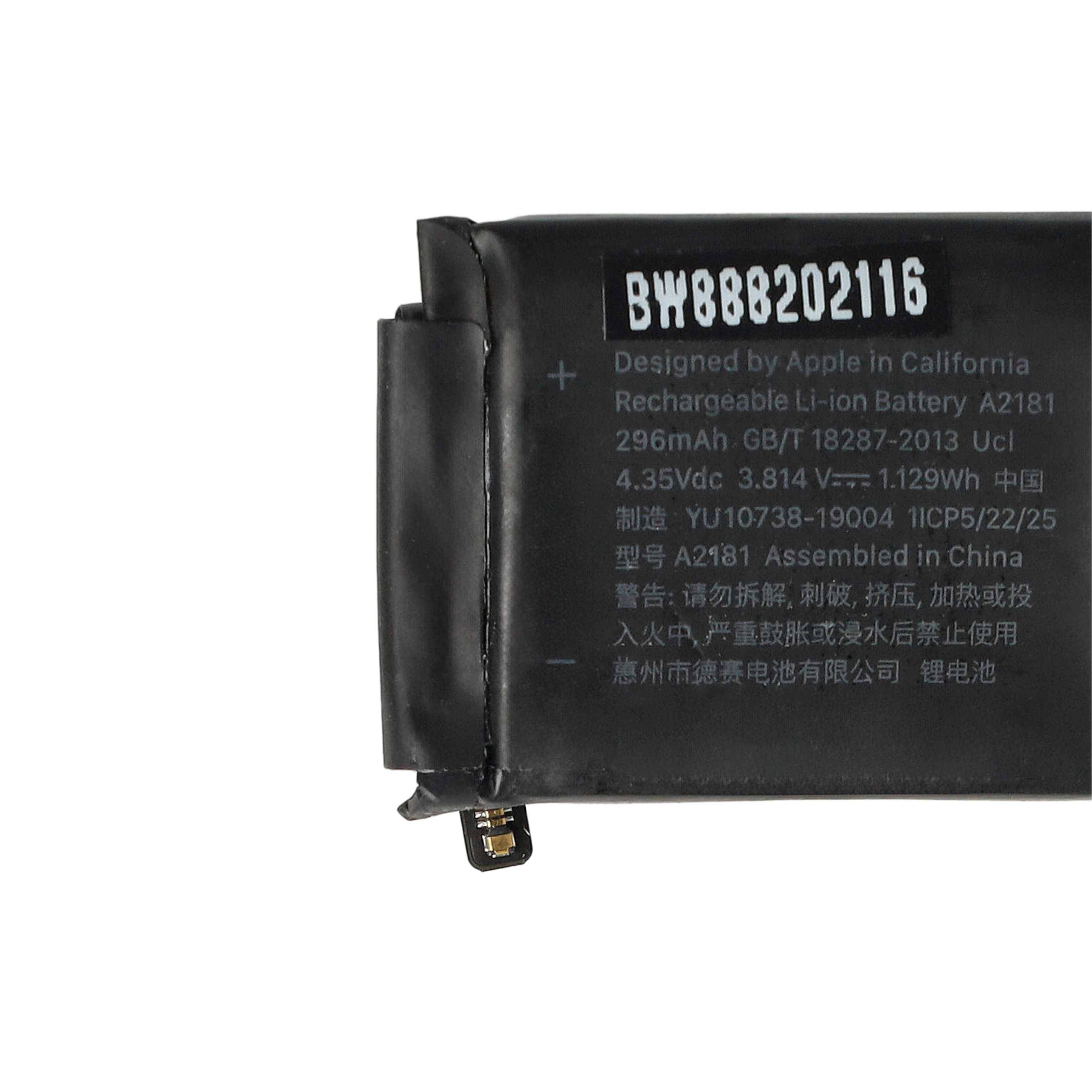 Eine Nahaufnahme eines wiederaufladbaren Li-Ionen-Akkus mit der Aufschrift „Designed by Apple in California