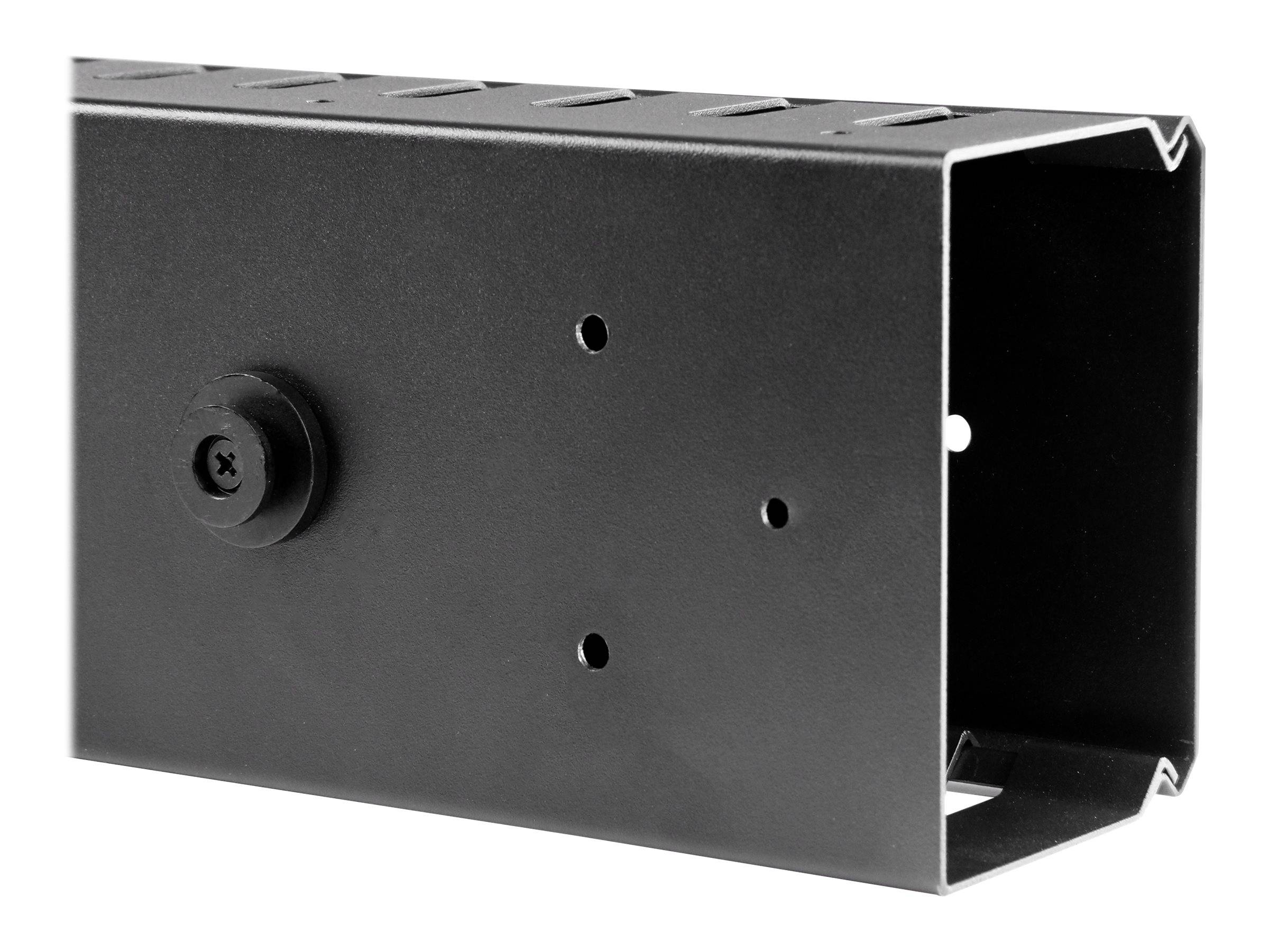 Schwarzes Metall-Rechteck-Gehäuse mit Seitenmontierungslöchern und offener Vorderseite, dargestellt auf weißem Hintergrund.