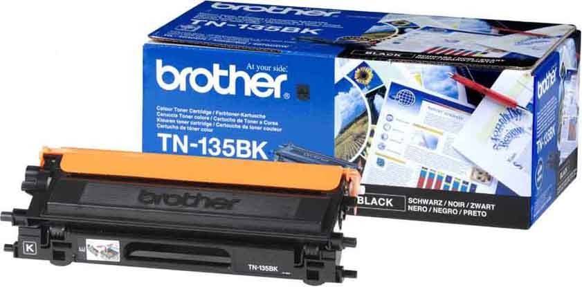 Eine 'Brother TN-135BK' schwarze Tonerkassette ist in ihrer Verpackung zu sehen. Die Schachtel weist gedruckte Informationen zur Farbe, Modell- und Markendetails auf.