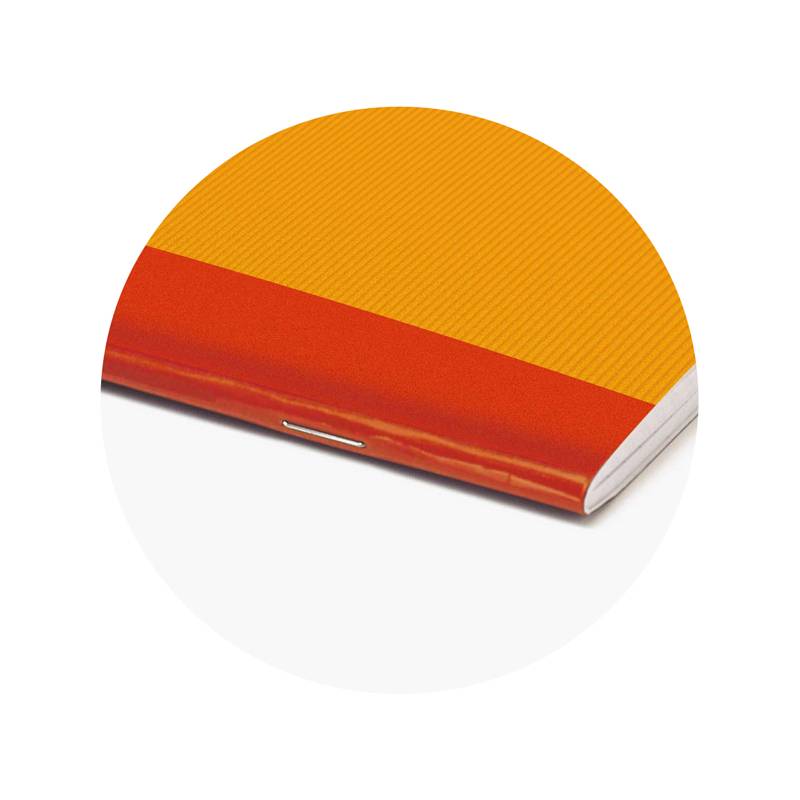 Eine Nahaufnahme eines orangefarbenen Notizbuchs mit rotem Buchrücken auf weißem Hintergrund, die die Textur und Bindung hervorhebt.